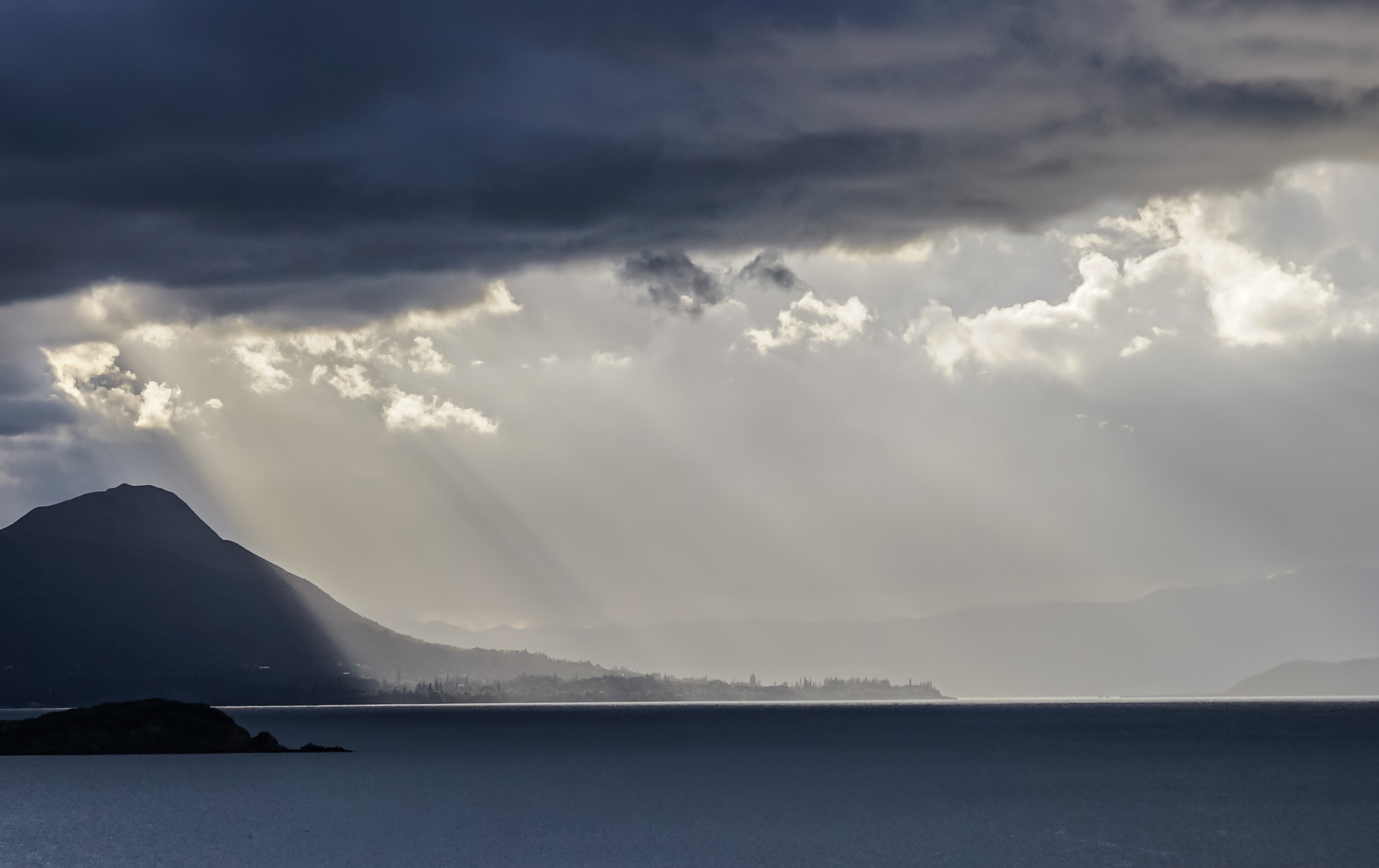 Sony FE 85mm F1.4 GM sample photo. Morning sunbeams in cloudy sky photography