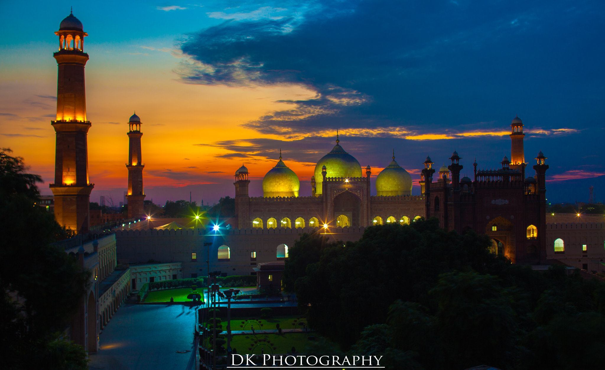 Canon EOS 5D Mark II + Canon TS-E 45mm F2.8 Tilt-Shift sample photo. Badshahi mosque photography