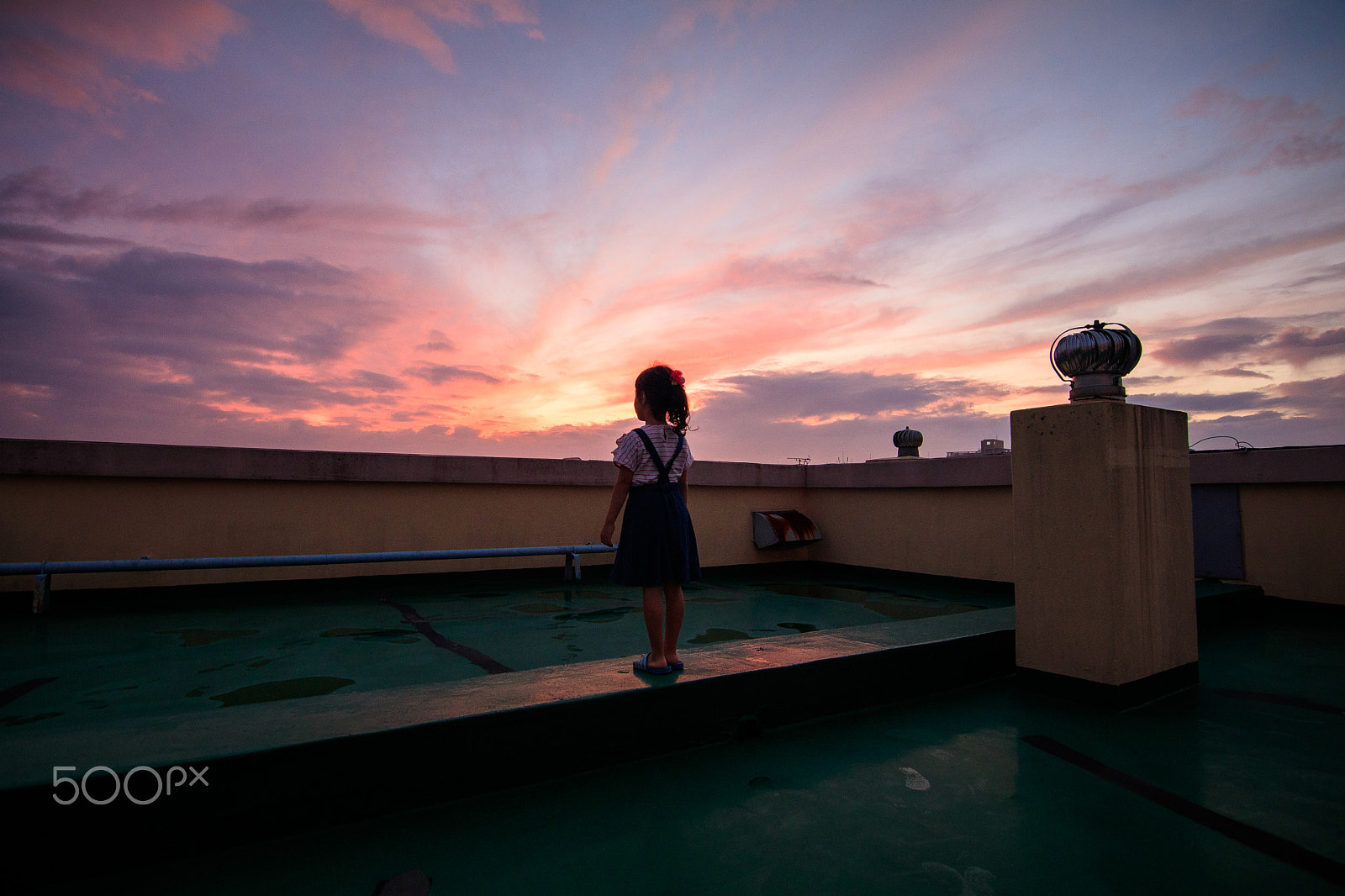 Canon EOS 80D + Tokina AT-X 11-20 F2.8 PRO DX Aspherical 11-20mm f/2.8 sample photo. Sunset , girl on rooftop. photography