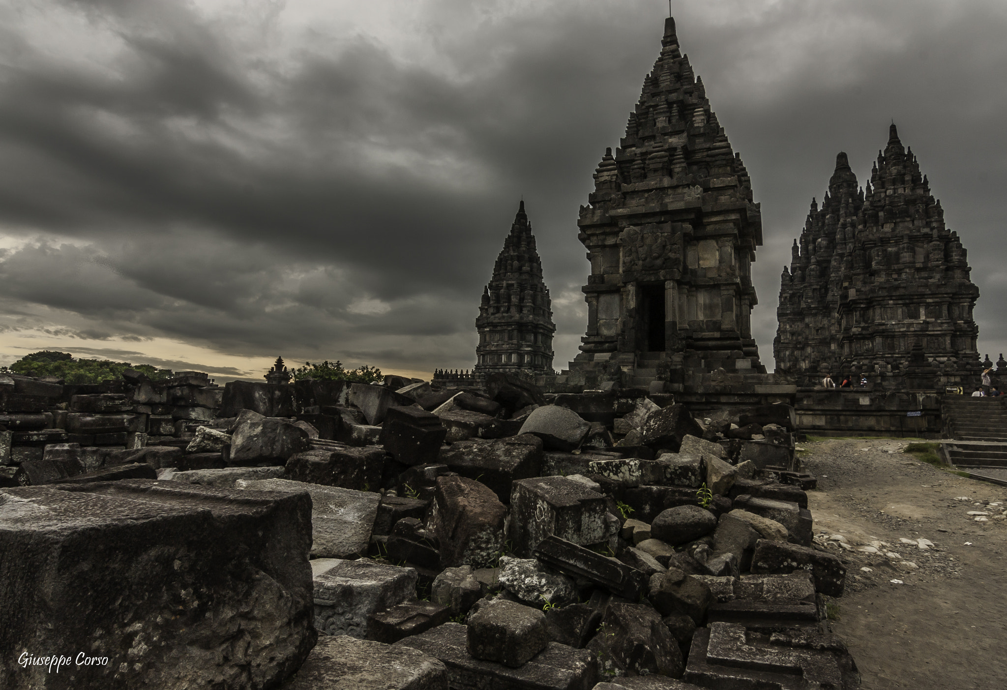 Canon EOS 450D (EOS Rebel XSi / EOS Kiss X2) sample photo. Prambanan temple entrance photography