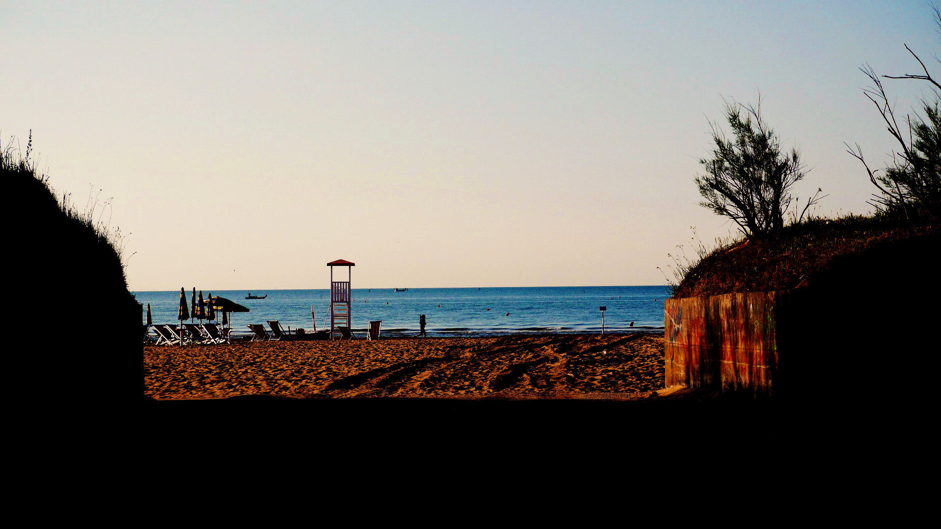 LUMIX G VARIO PZ 14-42/F3.5-5.6 sample photo. Window on the beach photography