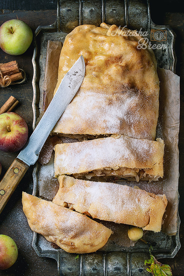 Canon EOS 700D (EOS Rebel T5i / EOS Kiss X7i) + Canon EF 70-200mm F4L IS USM sample photo. Homemade apple strudel photography