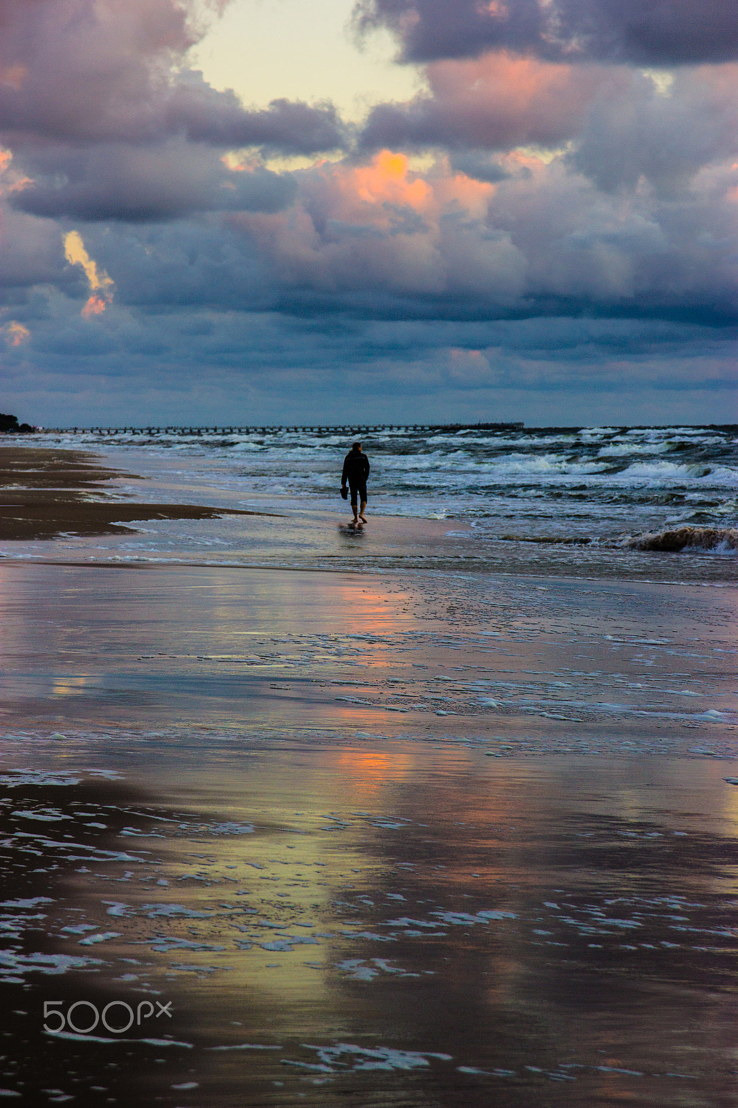 Canon EOS 550D (EOS Rebel T2i / EOS Kiss X4) sample photo. Man on the beach. photography