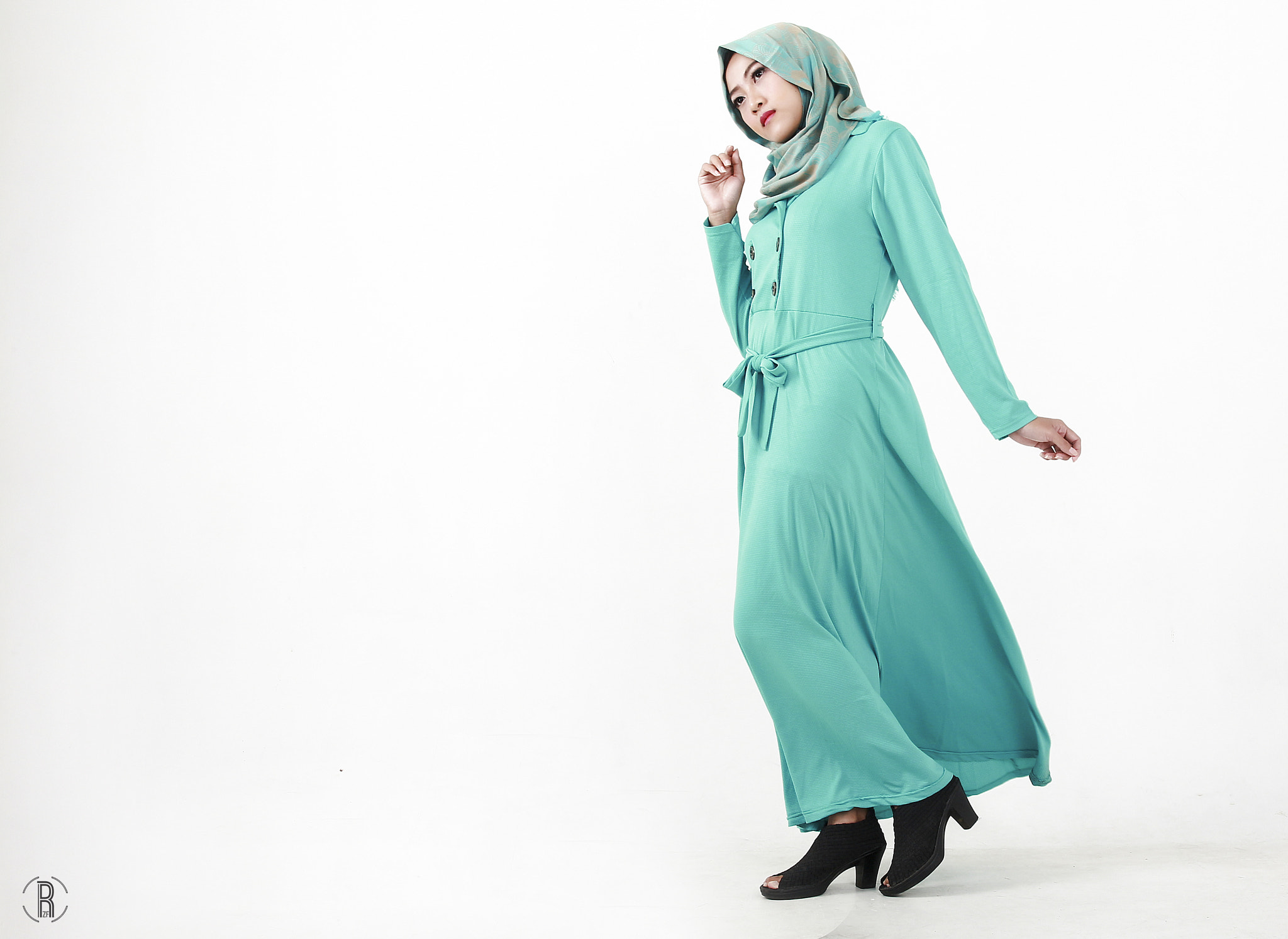 Canon EF 24-70mm F2.8L II USM sample photo. Hijab in style photography