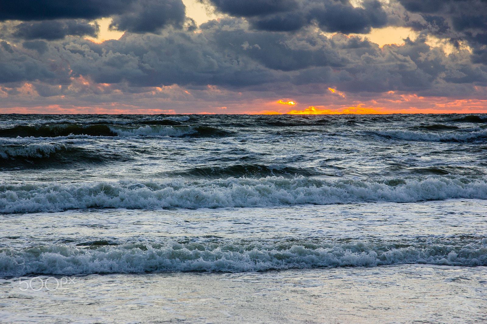 Canon EOS 550D (EOS Rebel T2i / EOS Kiss X4) sample photo. Waves and sunset over the sea photography