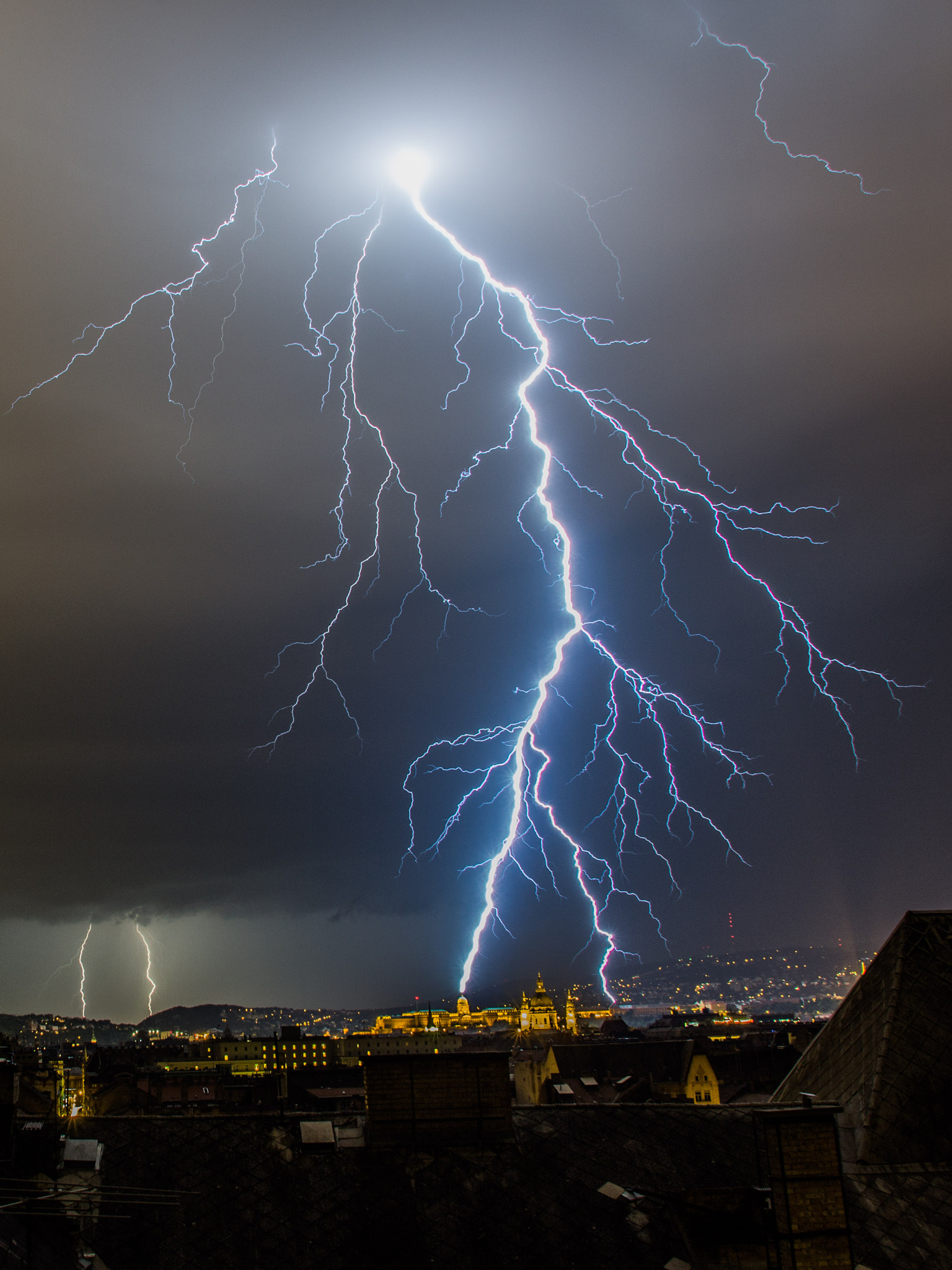 Canon EOS 60D + Canon EF 17-35mm f/2.8L sample photo. Budapest lightening photography