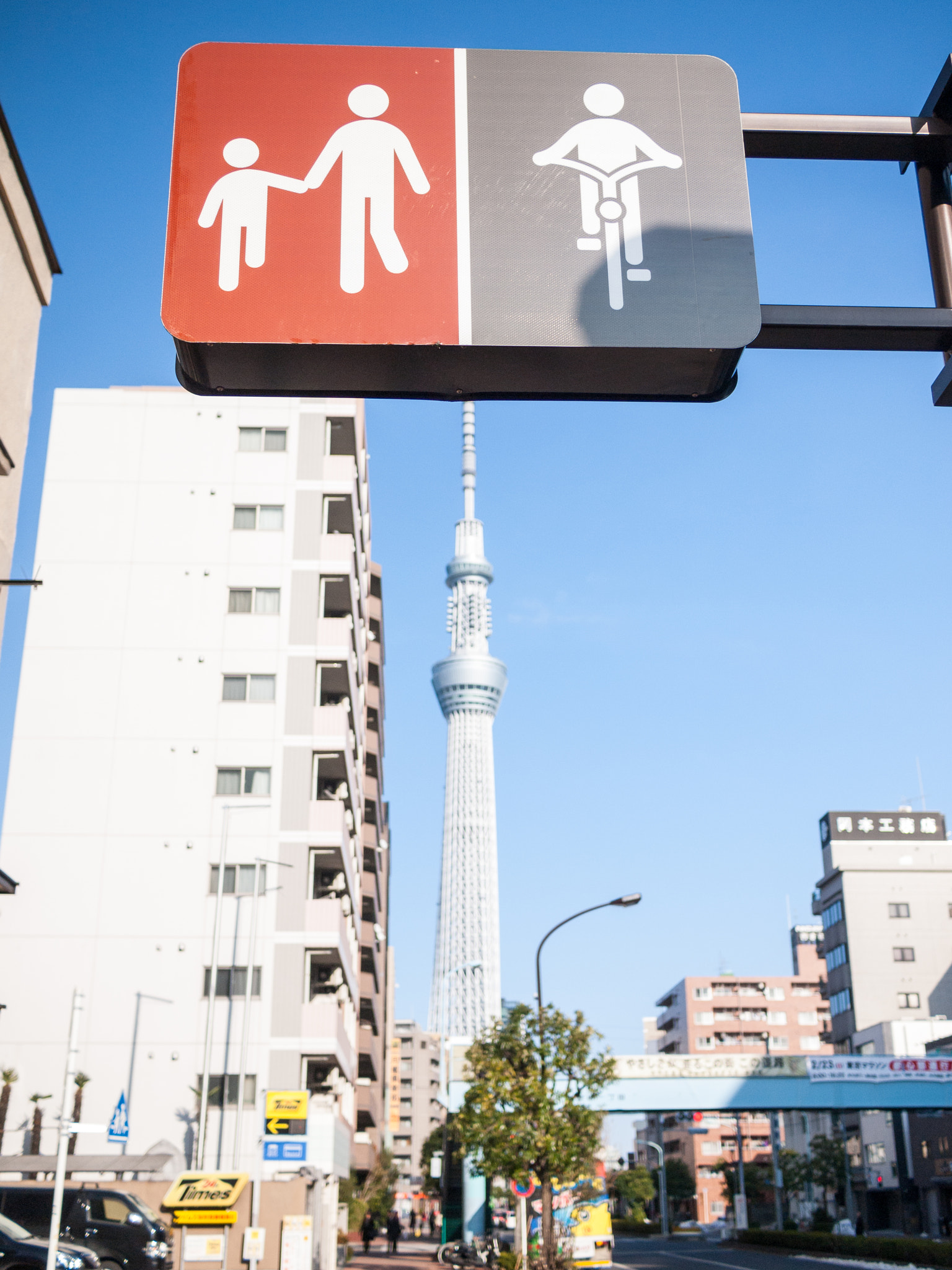 Olympus PEN E-P1 + Panasonic Lumix G 20mm F1.7 ASPH sample photo. Bikes and pedestrians photography