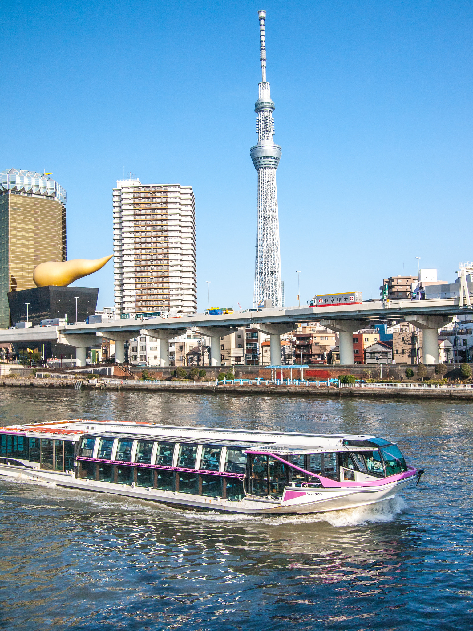 Olympus PEN E-P1 + Panasonic Lumix G 20mm F1.7 ASPH sample photo. Sailing the sumida river photography