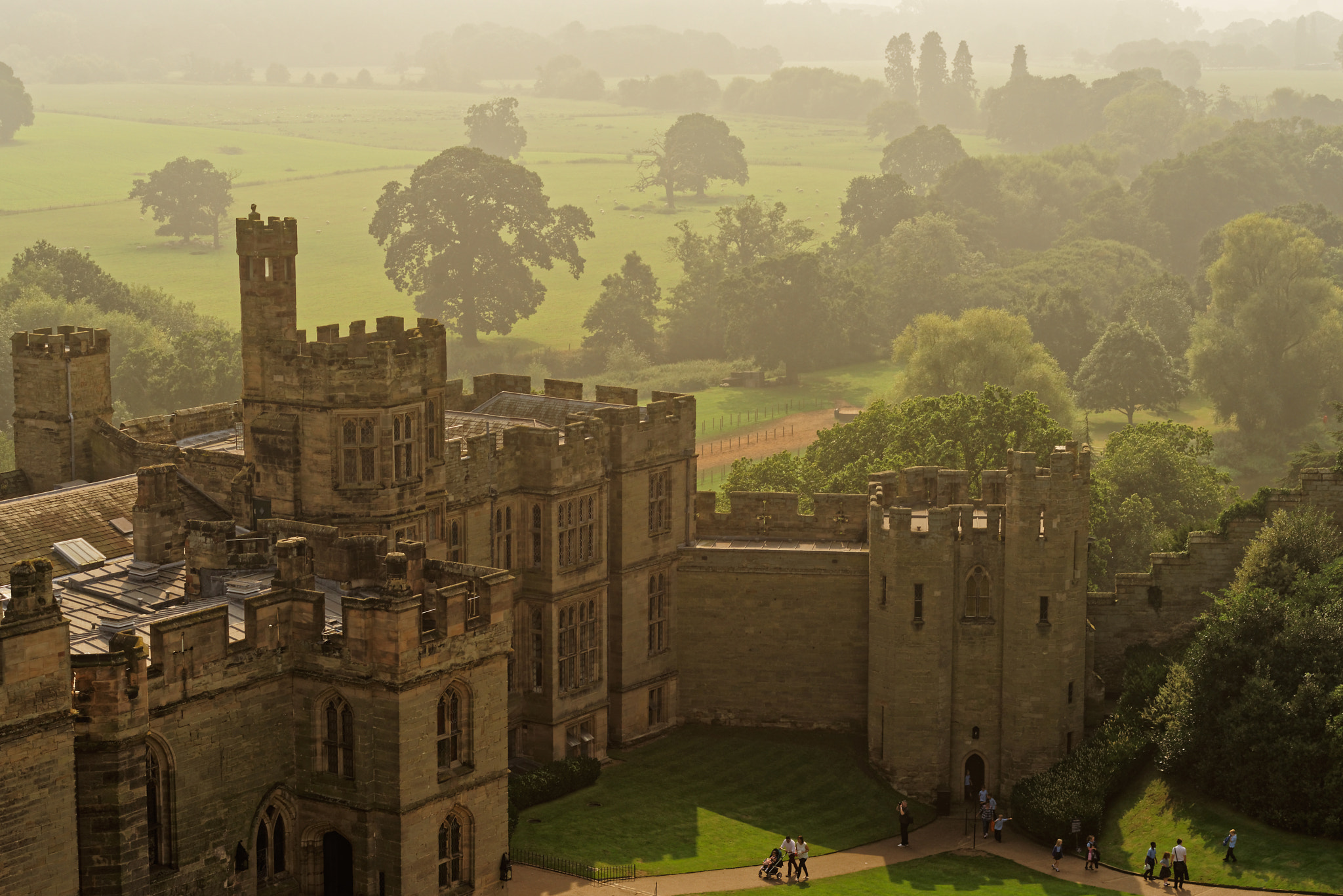 Minolta AF 70-210mm F4 Macro sample photo. Warwick castle in the morning mist photography