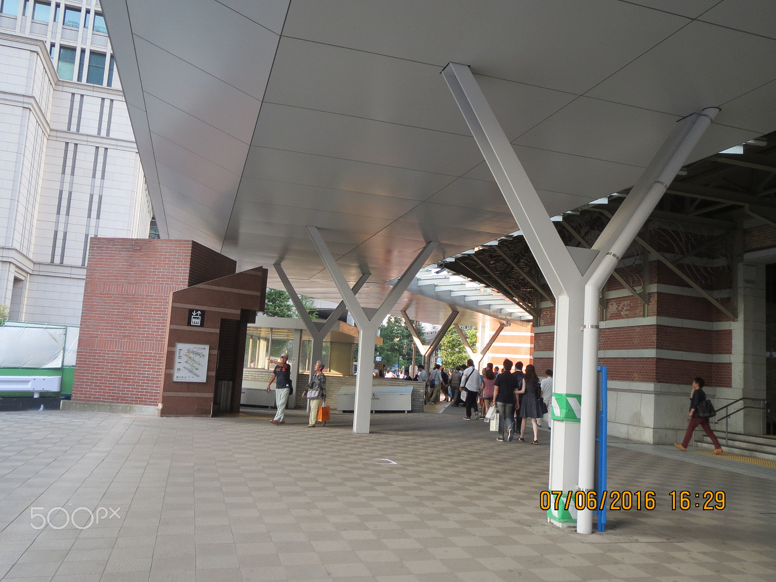 Canon PowerShot ELPH 530 HS (IXUS 510 HS / IXY 1) sample photo. Tokyo subway station photography