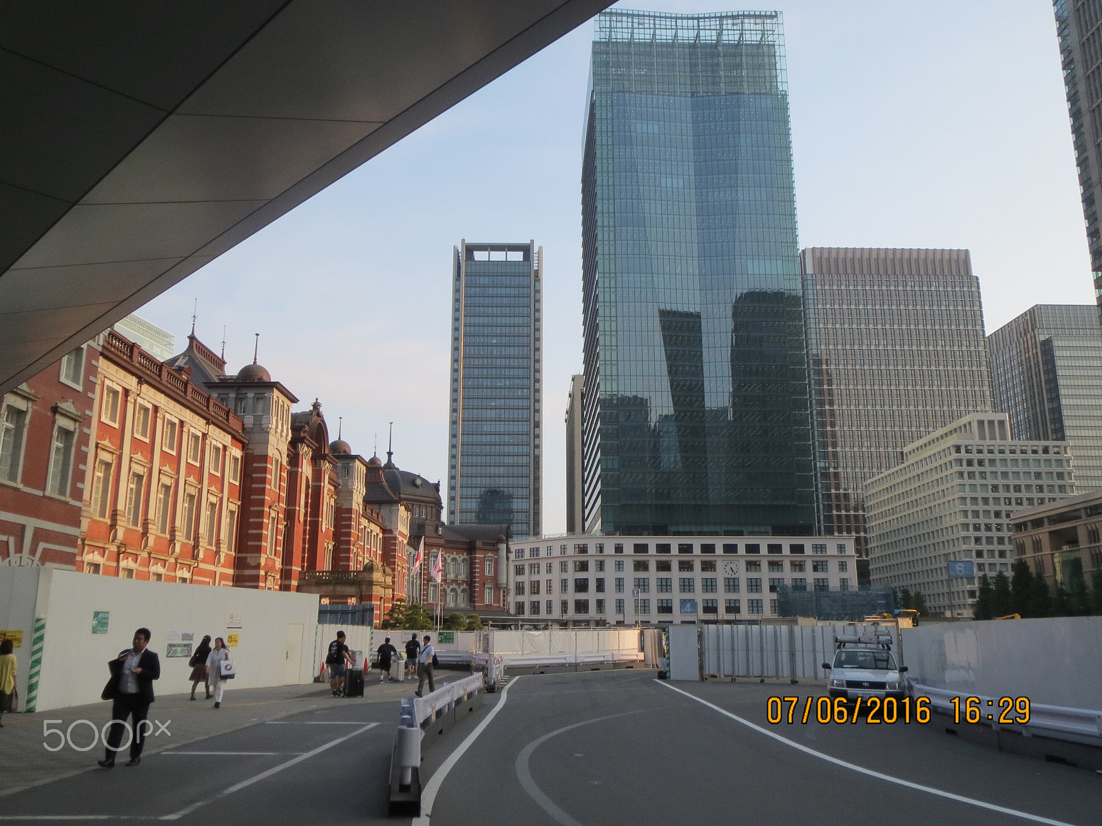 Canon PowerShot ELPH 530 HS (IXUS 510 HS / IXY 1) sample photo. Tokyo subway station photography