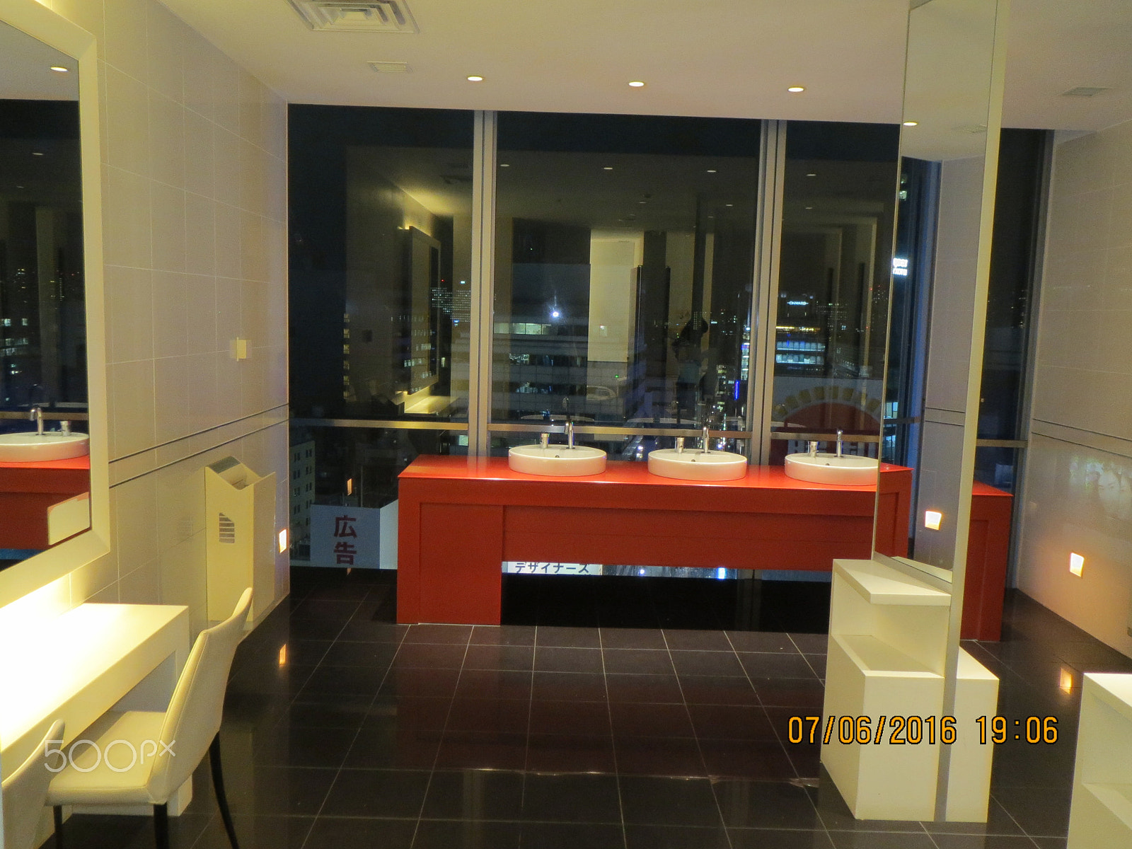 Canon PowerShot ELPH 530 HS (IXUS 510 HS / IXY 1) sample photo. Nice restroom photography
