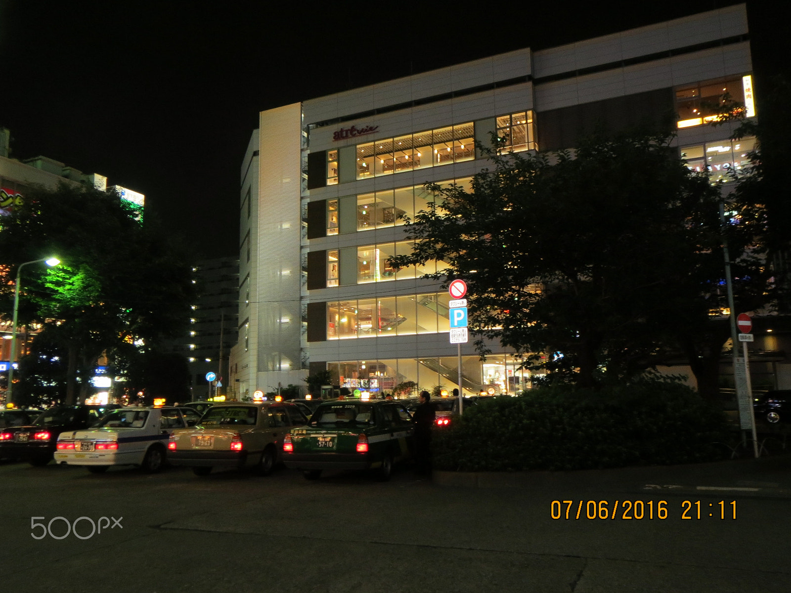 Canon PowerShot ELPH 530 HS (IXUS 510 HS / IXY 1) sample photo. Lights at night photography