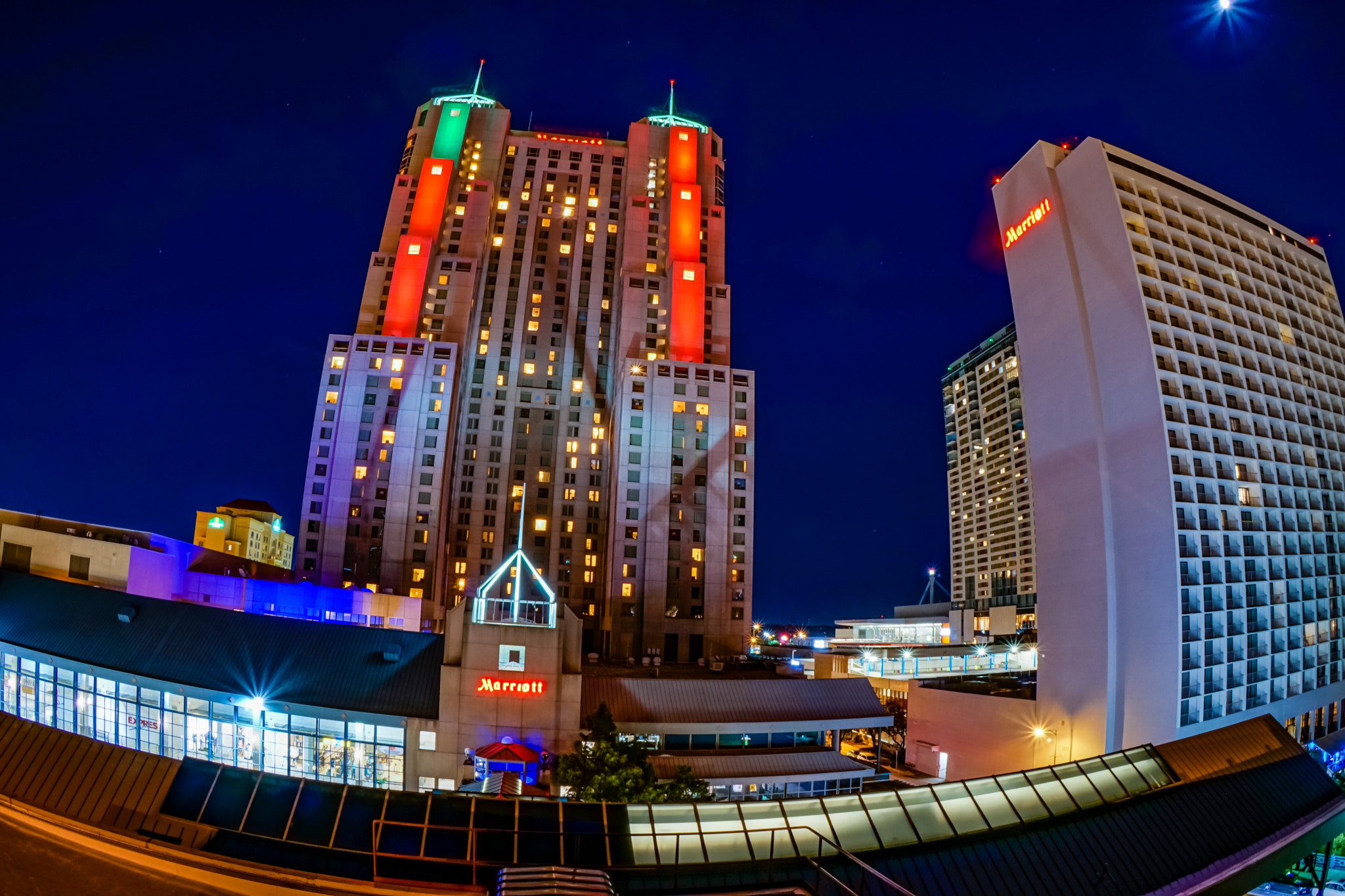 Sony a6300 + Sony E 20mm F2.8 sample photo. San antonio riverwalk photography
