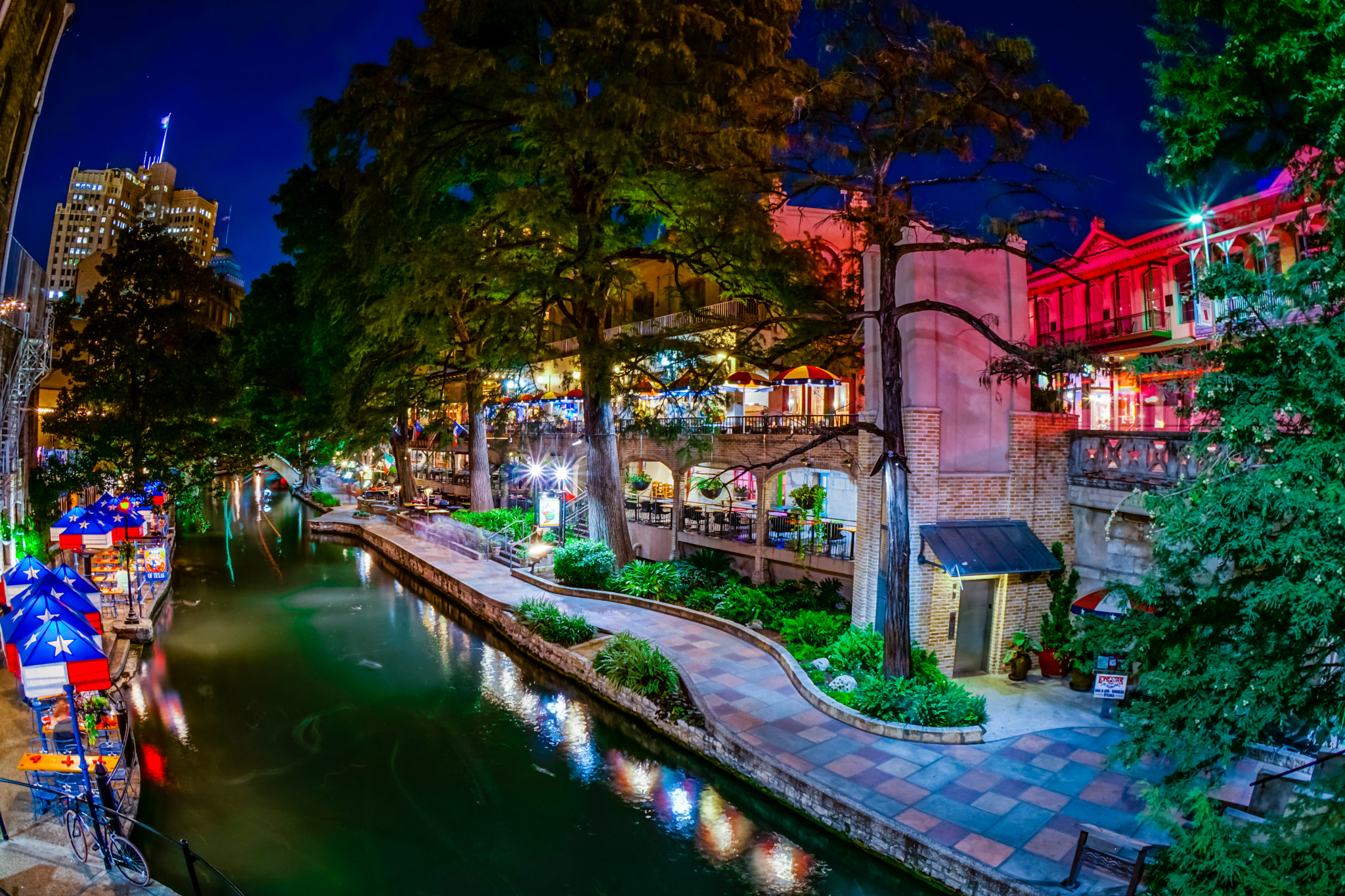 Sony a6300 + Sony E 20mm F2.8 sample photo. San antonio riverwalk photography