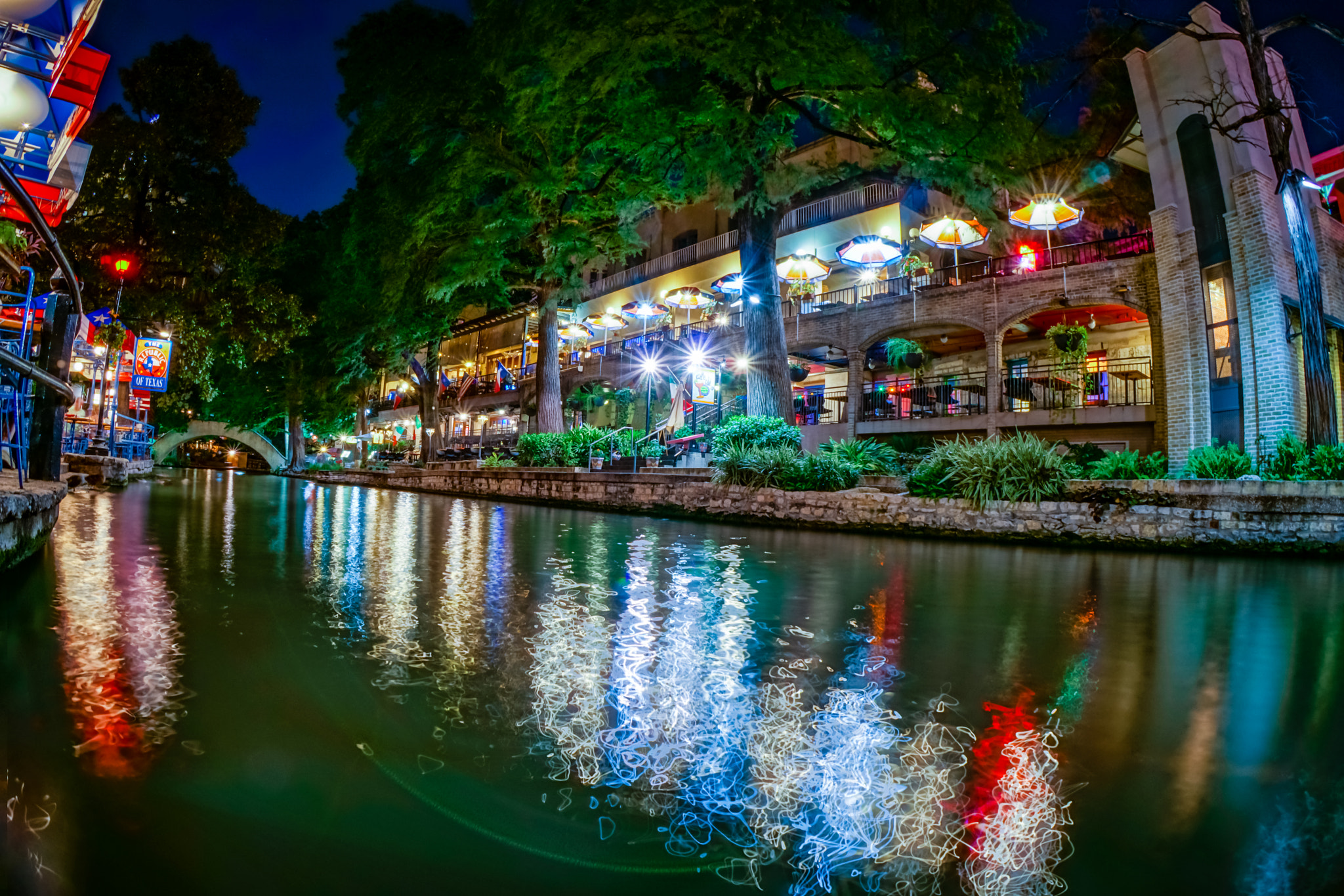 Sony a6300 + Sony E 20mm F2.8 sample photo. San antonio riverwalk photography