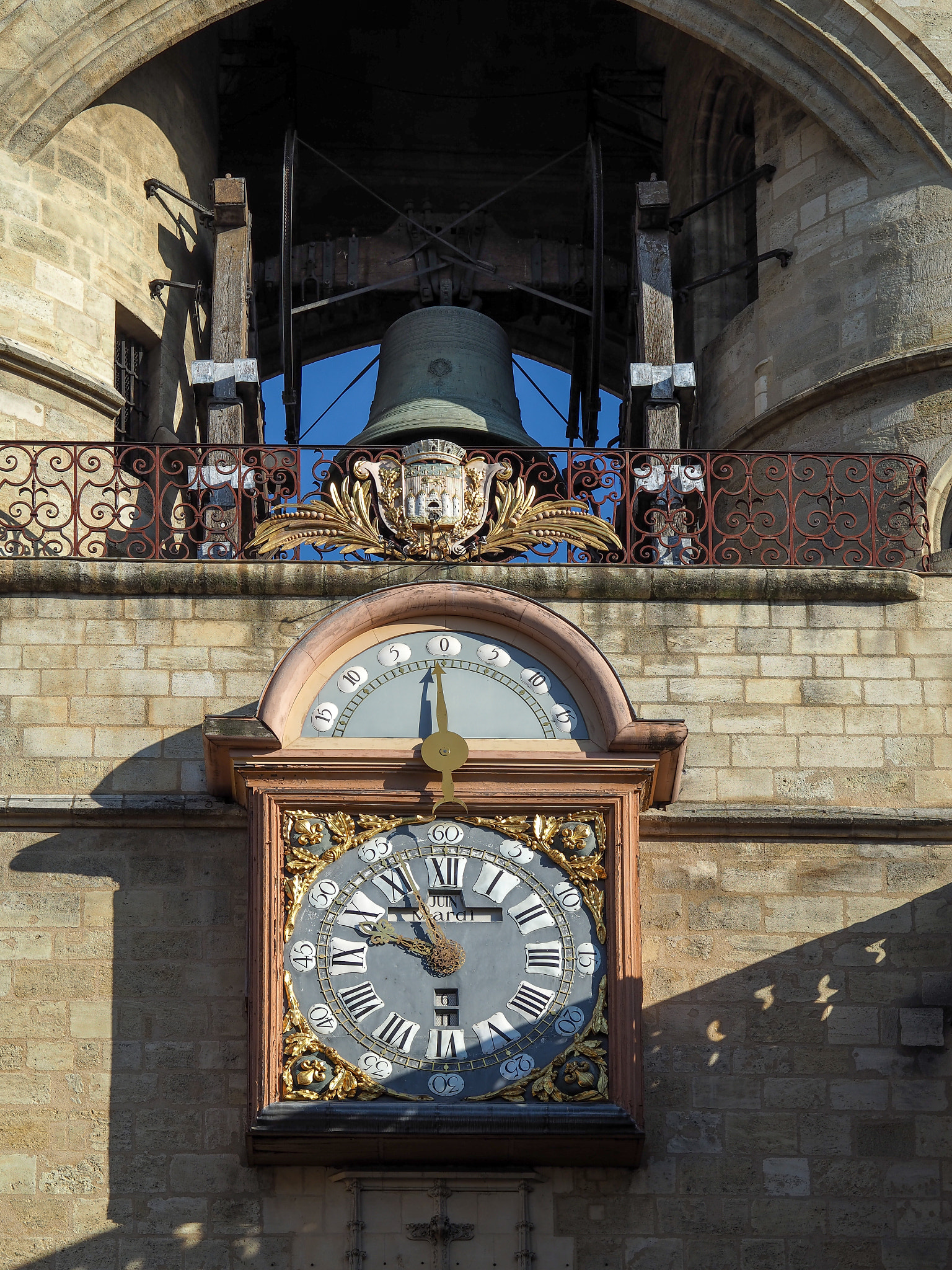 Olympus M.Zuiko Digital 45mm F1.8 sample photo. Morning sunshine on the gross cloche in bordeaux photography