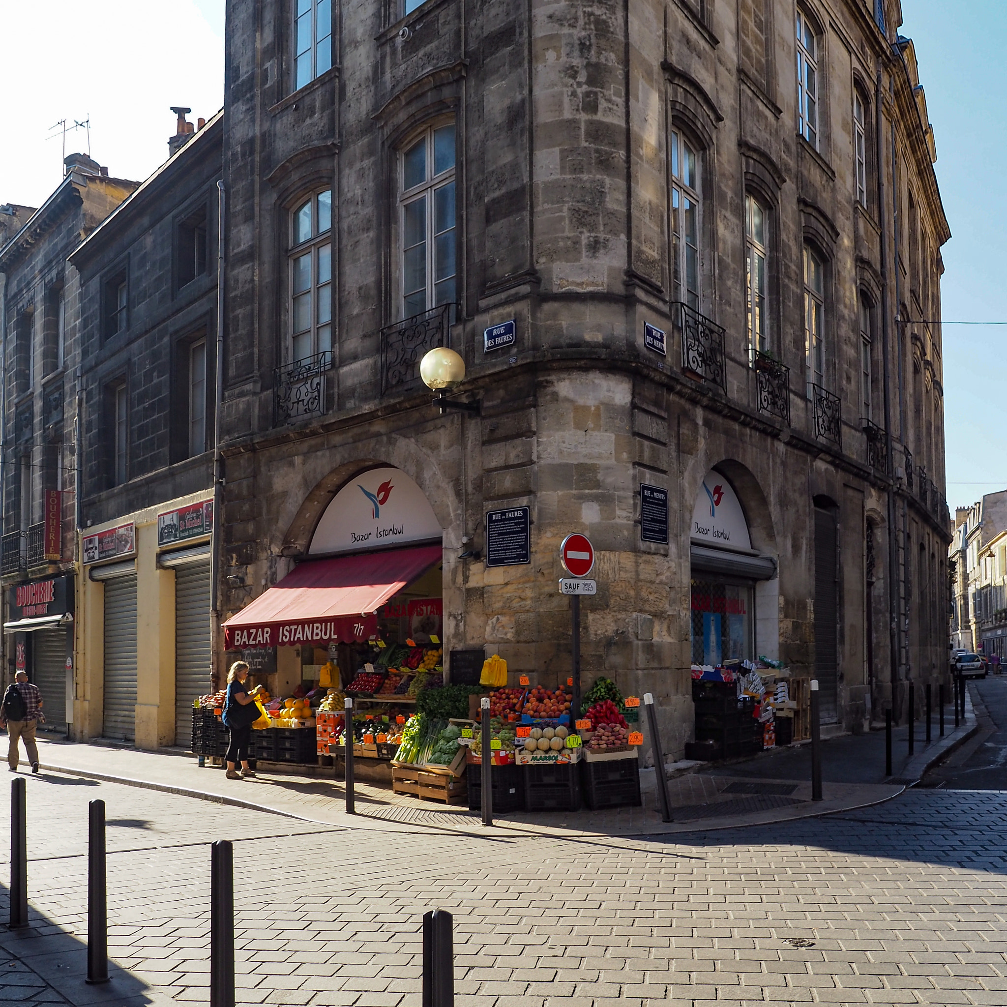 Olympus PEN-F + OLYMPUS M.12mm F2.0 sample photo. Morning sunshine on a small greengrocer's shop in bordeaux photography