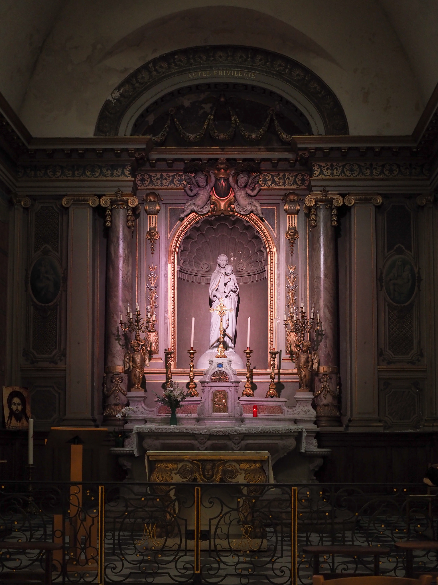 Olympus PEN-F + Olympus M.Zuiko Digital 25mm F1.8 sample photo. Interior view of an altar in the church of notre dame in bordeau photography