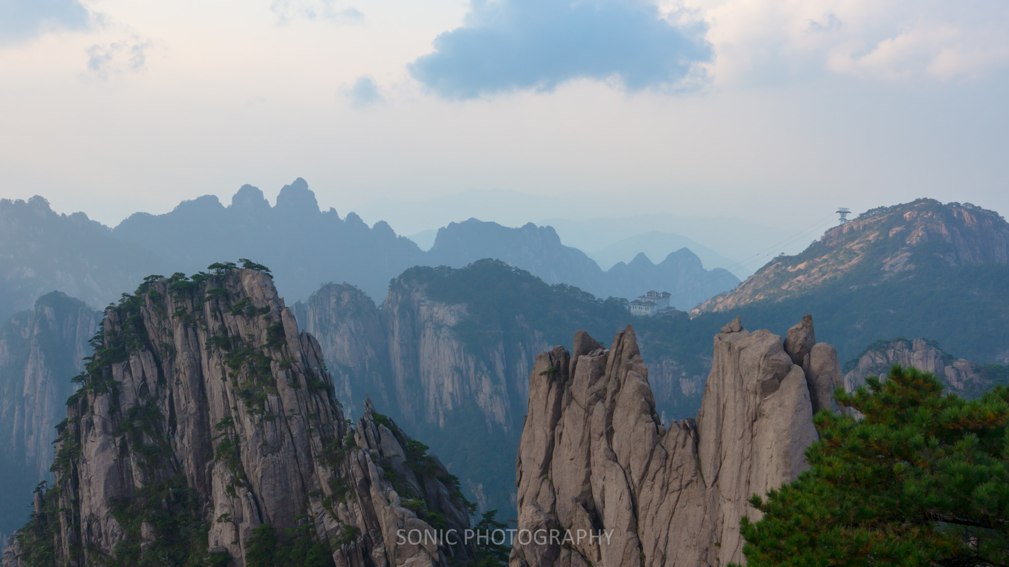 Sony SLT-A77 + Sony Vario-Sonnar T* DT 16-80mm F3.5-4.5 ZA sample photo. 远眺丹霞峰，黄山 photography