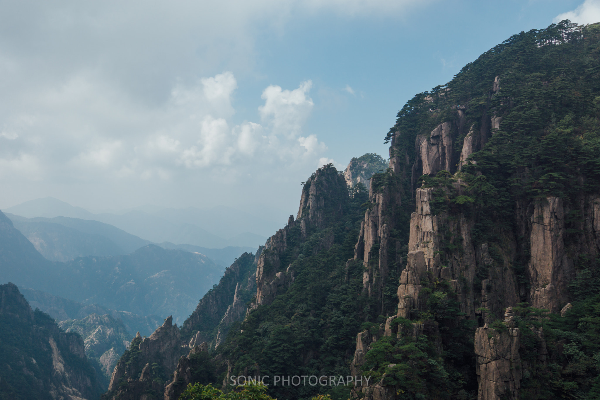 Sony SLT-A77 + Sony Vario-Sonnar T* DT 16-80mm F3.5-4.5 ZA sample photo. 黄山风光 photography