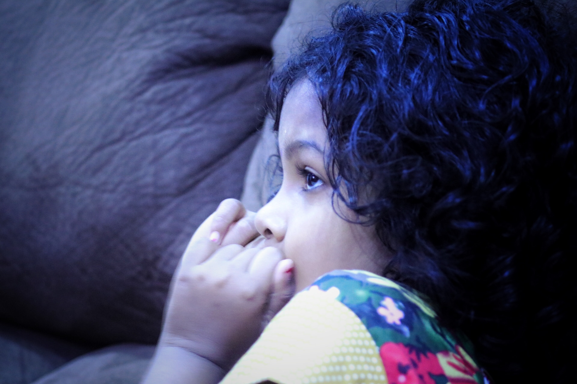 Canon EOS 80D + EF75-300mm f/4-5.6 sample photo. Girl child watching shin chan. photography