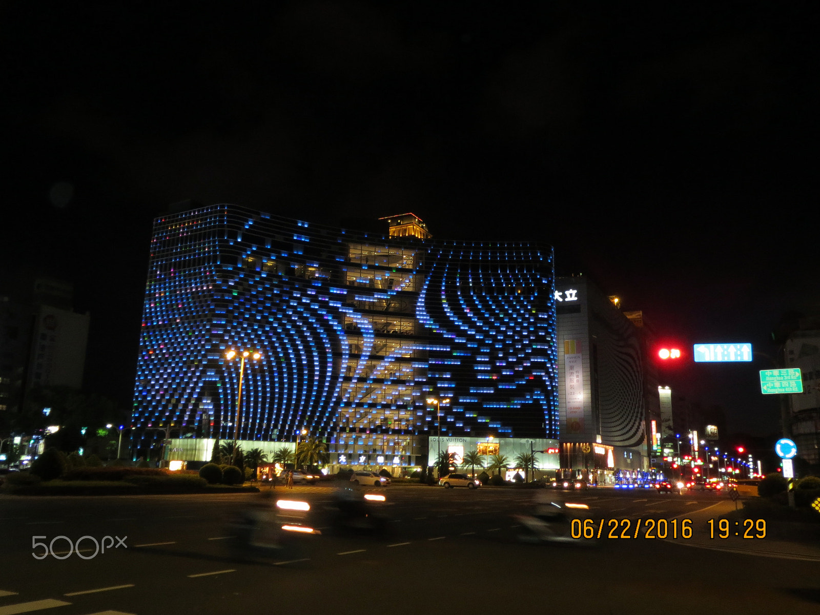 Canon PowerShot ELPH 530 HS (IXUS 510 HS / IXY 1) sample photo. Colorful building at night photography