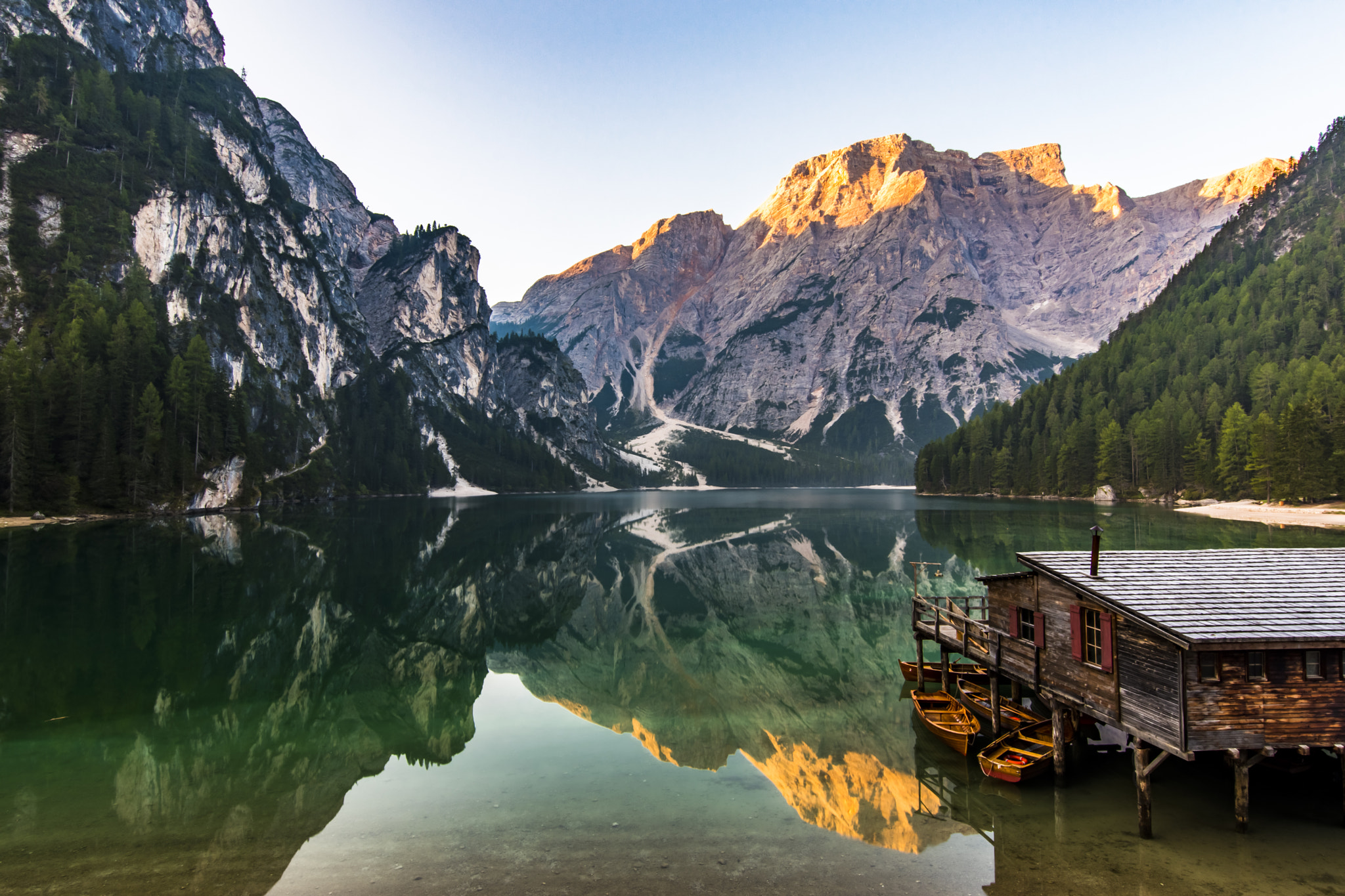 Nikon D5500 + Tokina AT-X 11-20 F2.8 PRO DX (AF 11-20mm f/2.8) sample photo. Lago di braies, italy photography