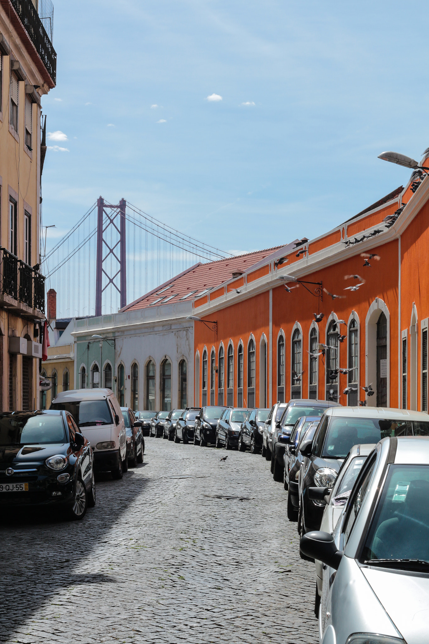 Canon EOS 700D (EOS Rebel T5i / EOS Kiss X7i) + Canon EF 50mm F1.8 II sample photo. Street in lisbon photography