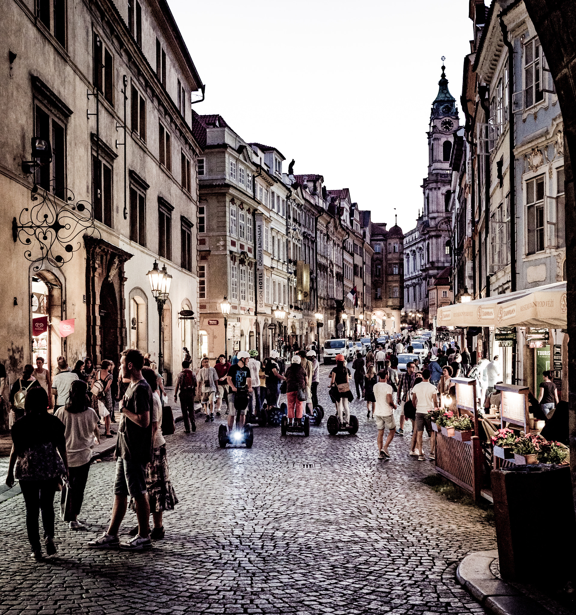 Panasonic Lumix DMC-GX8 + LUMIX G 20/F1.7 II sample photo. Prague at night - streetphoto photography