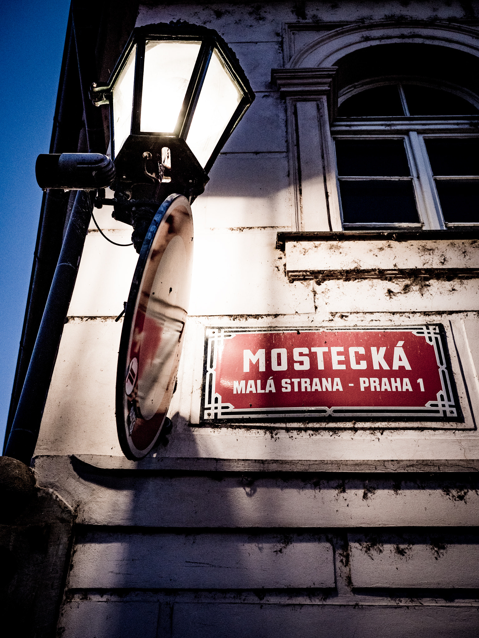 Panasonic Lumix DMC-GX8 + LUMIX G 20/F1.7 II sample photo. Prague at night - streetphoto photography