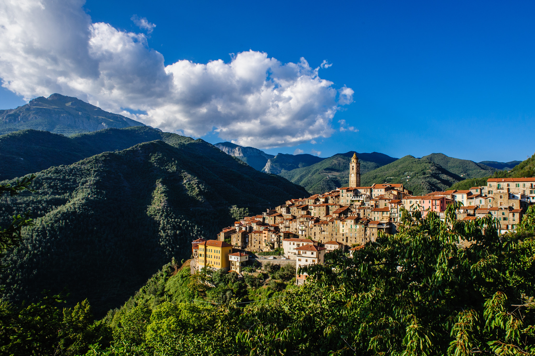 Nikon D700 + Nikon AF Nikkor 20mm F2.8D sample photo. Castelvittorio photography