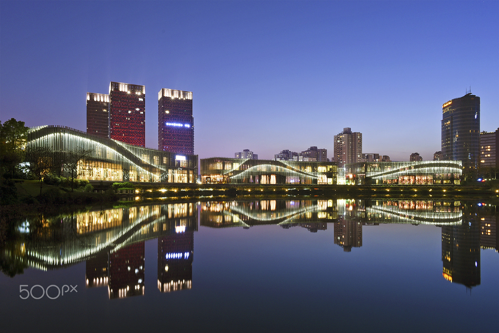 AF Zoom-Nikkor 24-50mm f/3.3-4.5D sample photo. 夜色中的建筑 photography