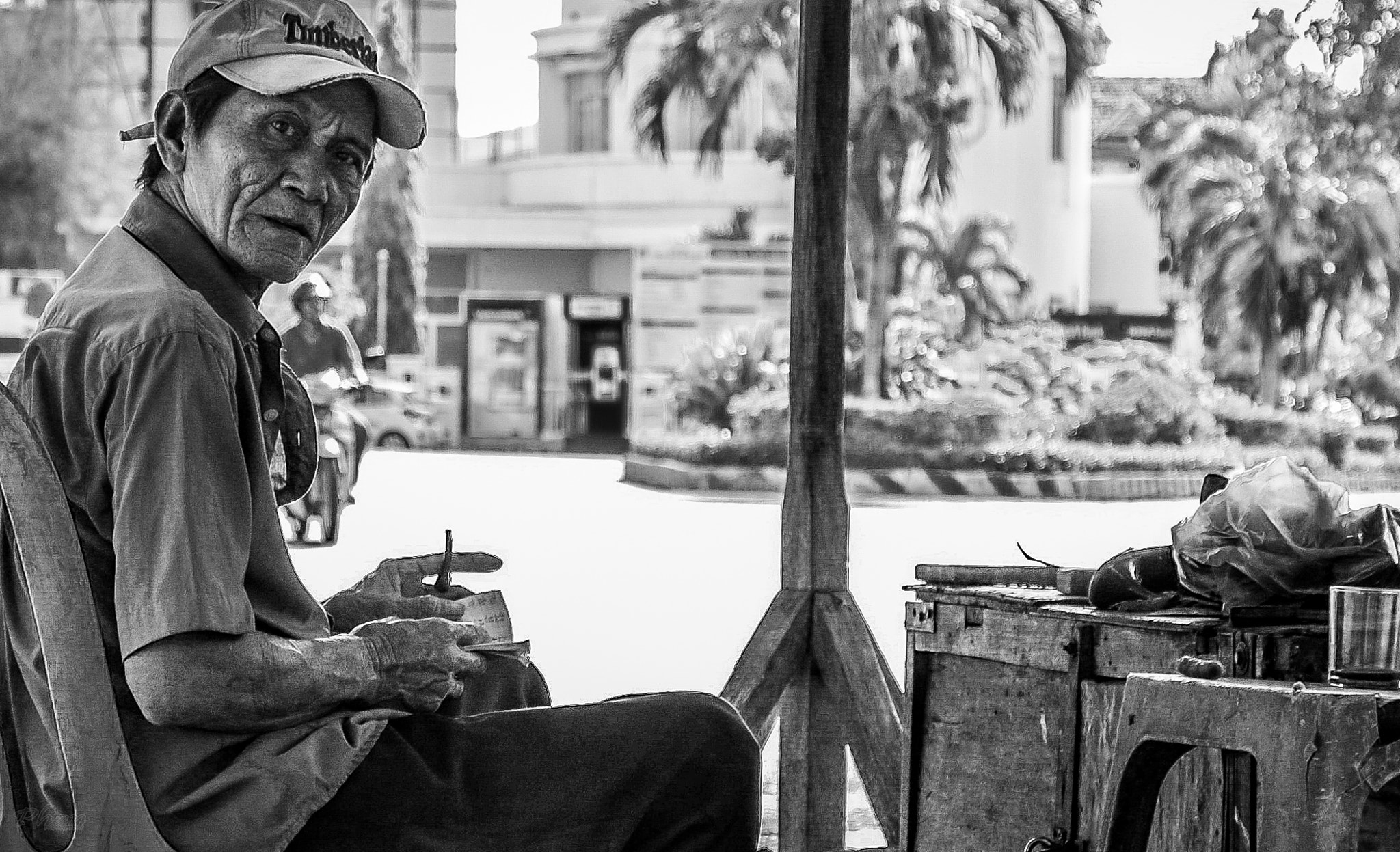 Fujifilm XC 16-50mm F3.5-5.6 OIS II sample photo. Bác thợ giày photography