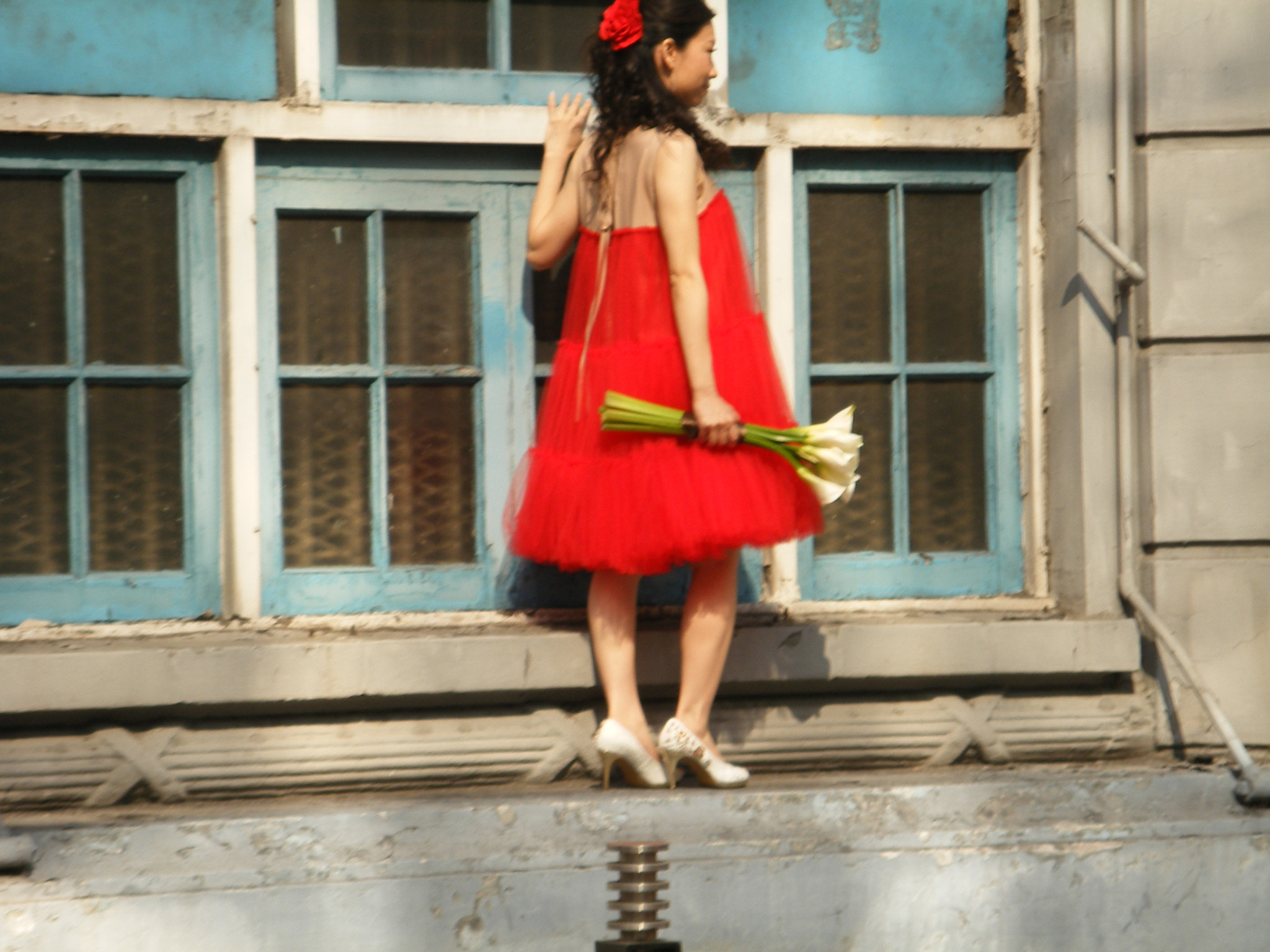 Fujifilm FinePix F650 sample photo. Hong kong lady in red dress photography