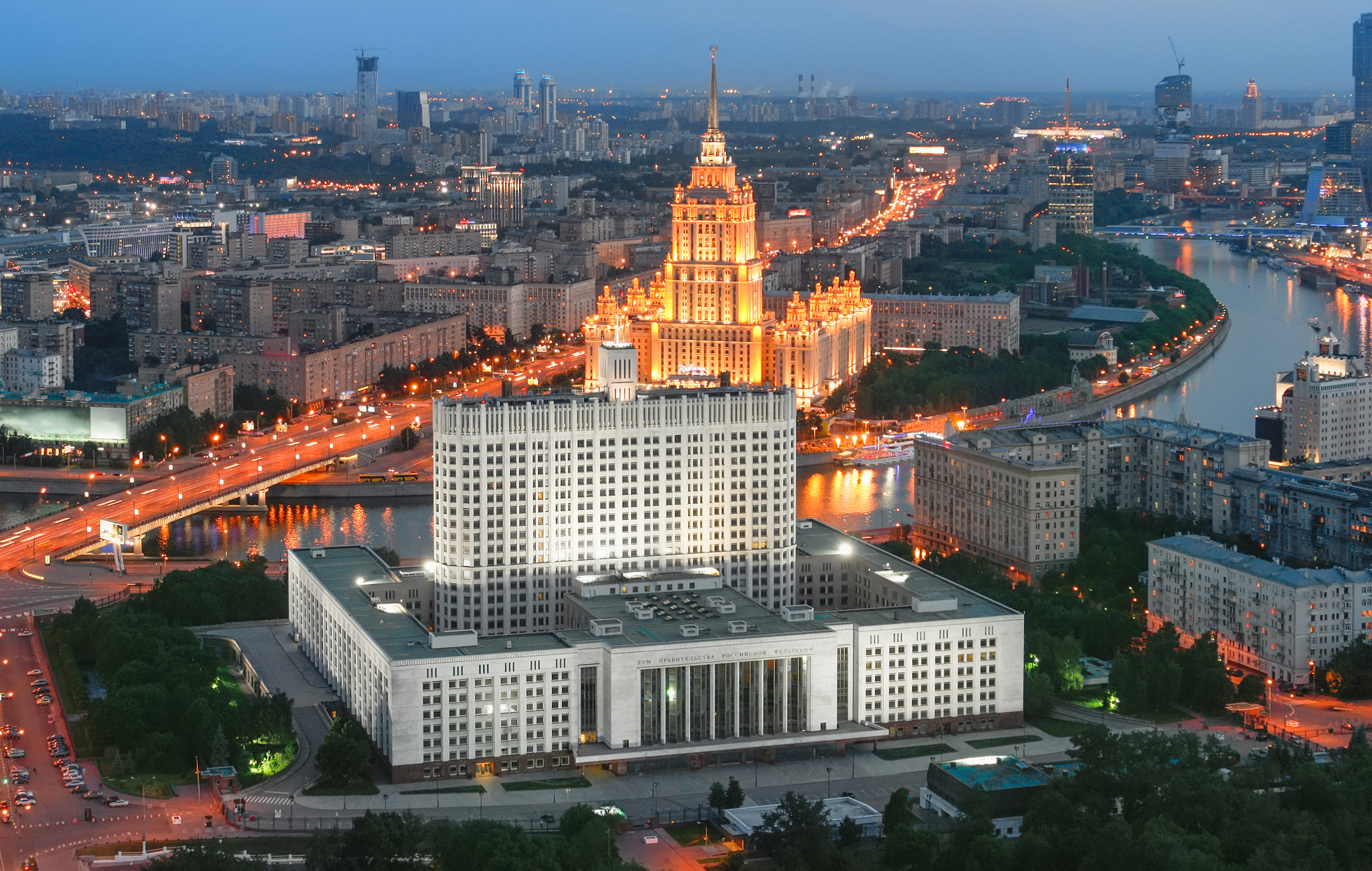 Canon EF 28-105mm f/3.5-4.5 USM sample photo. Building of the government of the russian federation in moscow at evening (white house the view... photography