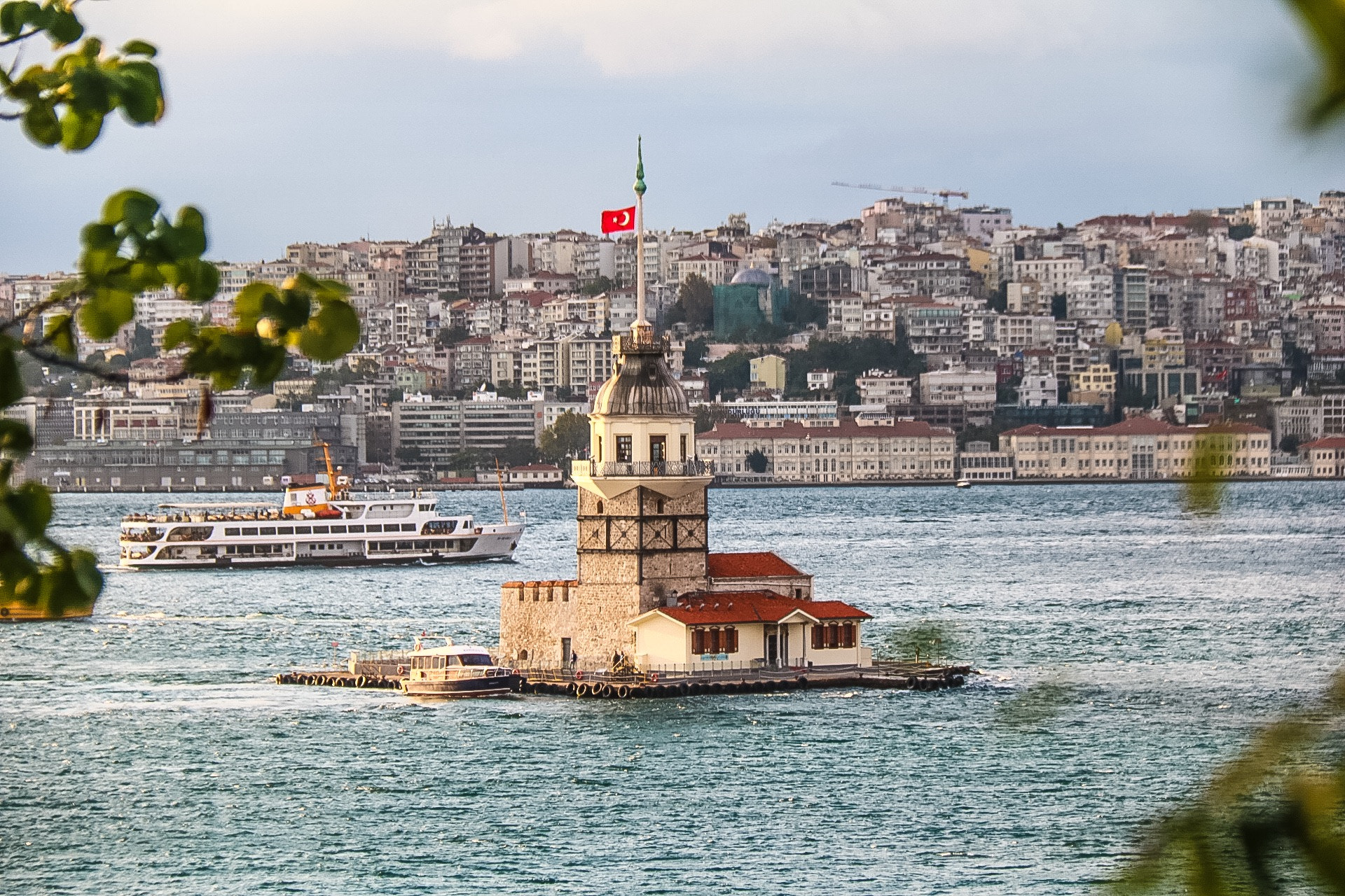 Canon EOS 750D (EOS Rebel T6i / EOS Kiss X8i) + Canon EF-S 18-200mm F3.5-5.6 IS sample photo. Maidens tower, istanbul photography