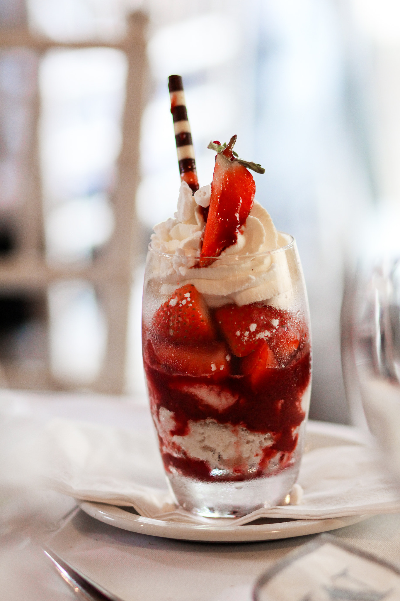 Canon EOS 650D (EOS Rebel T4i / EOS Kiss X6i) + Canon EF 85mm F1.8 USM sample photo. Strawberries & cream photography