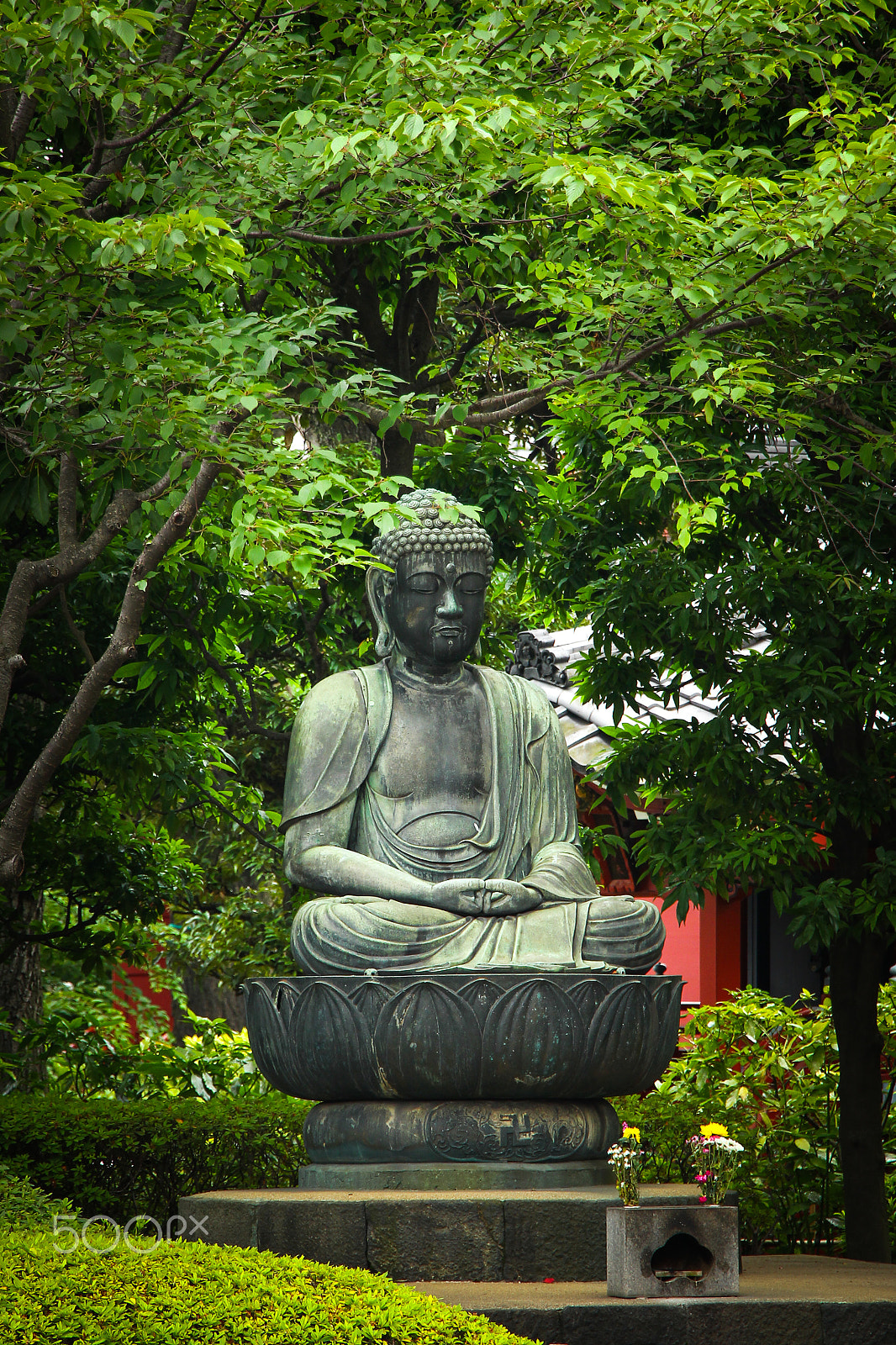 Canon EOS 550D (EOS Rebel T2i / EOS Kiss X4) sample photo. Buddha statue at sensoji temple photography