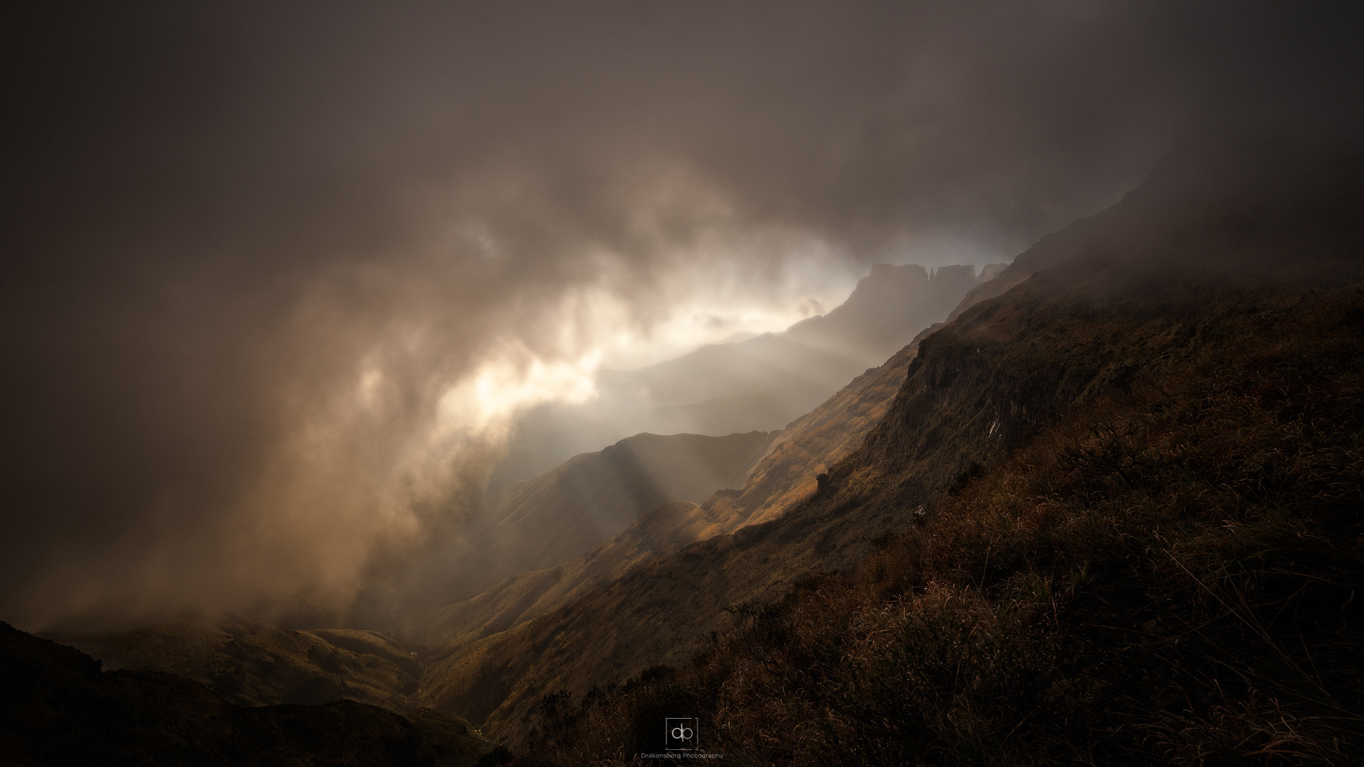 Samyang 14mm F2.8 ED AS IF UMC sample photo. Drakensberg sunrise photography