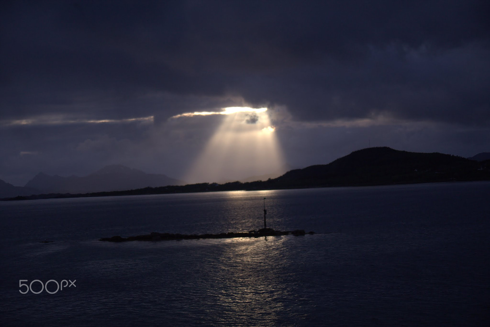 Canon EF 28-80mm f/3.5-5.6 USM sample photo. Sunrays in the blue hour. photography