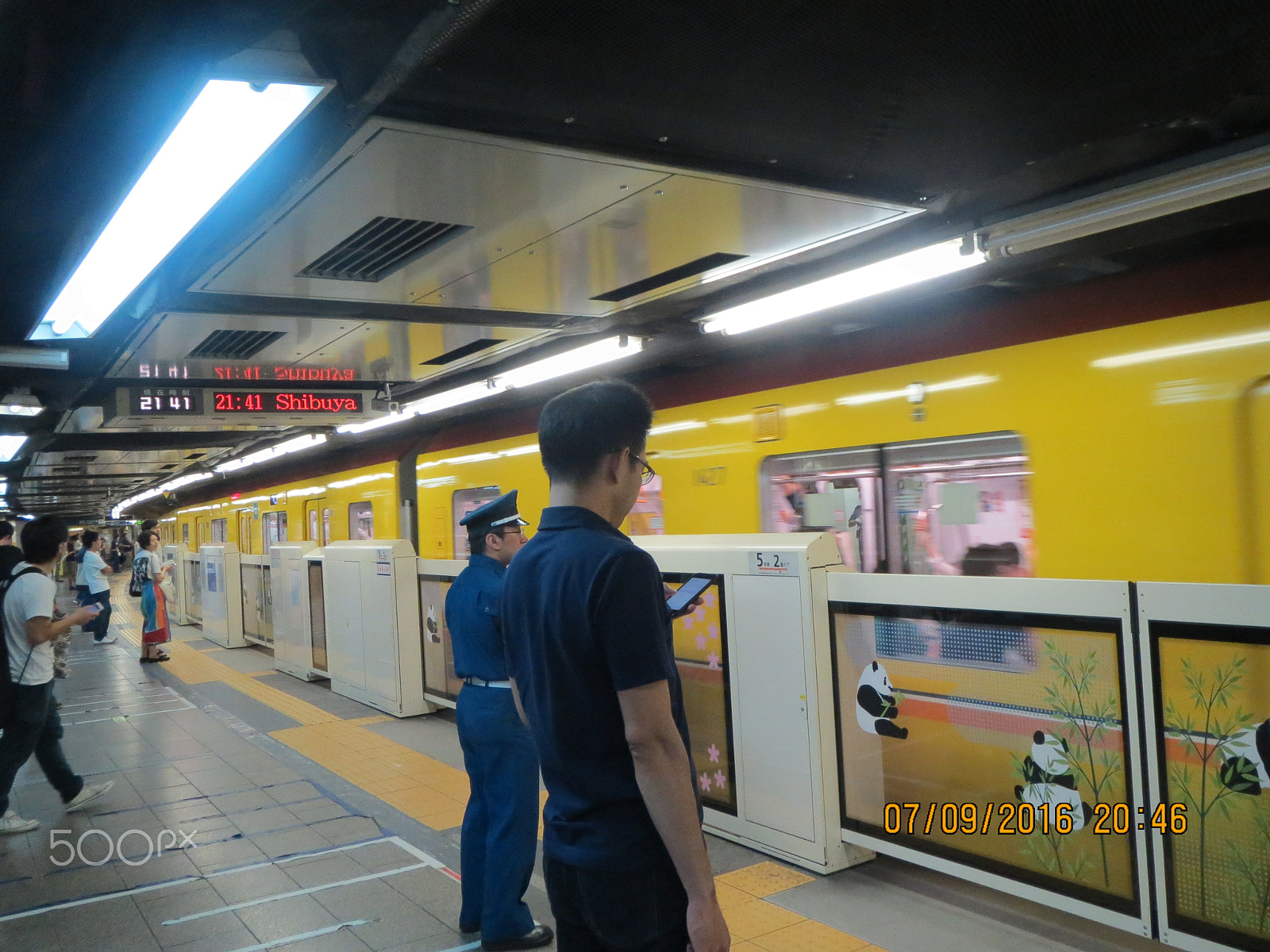 Canon PowerShot ELPH 530 HS (IXUS 510 HS / IXY 1) sample photo. Tokyo subway photography