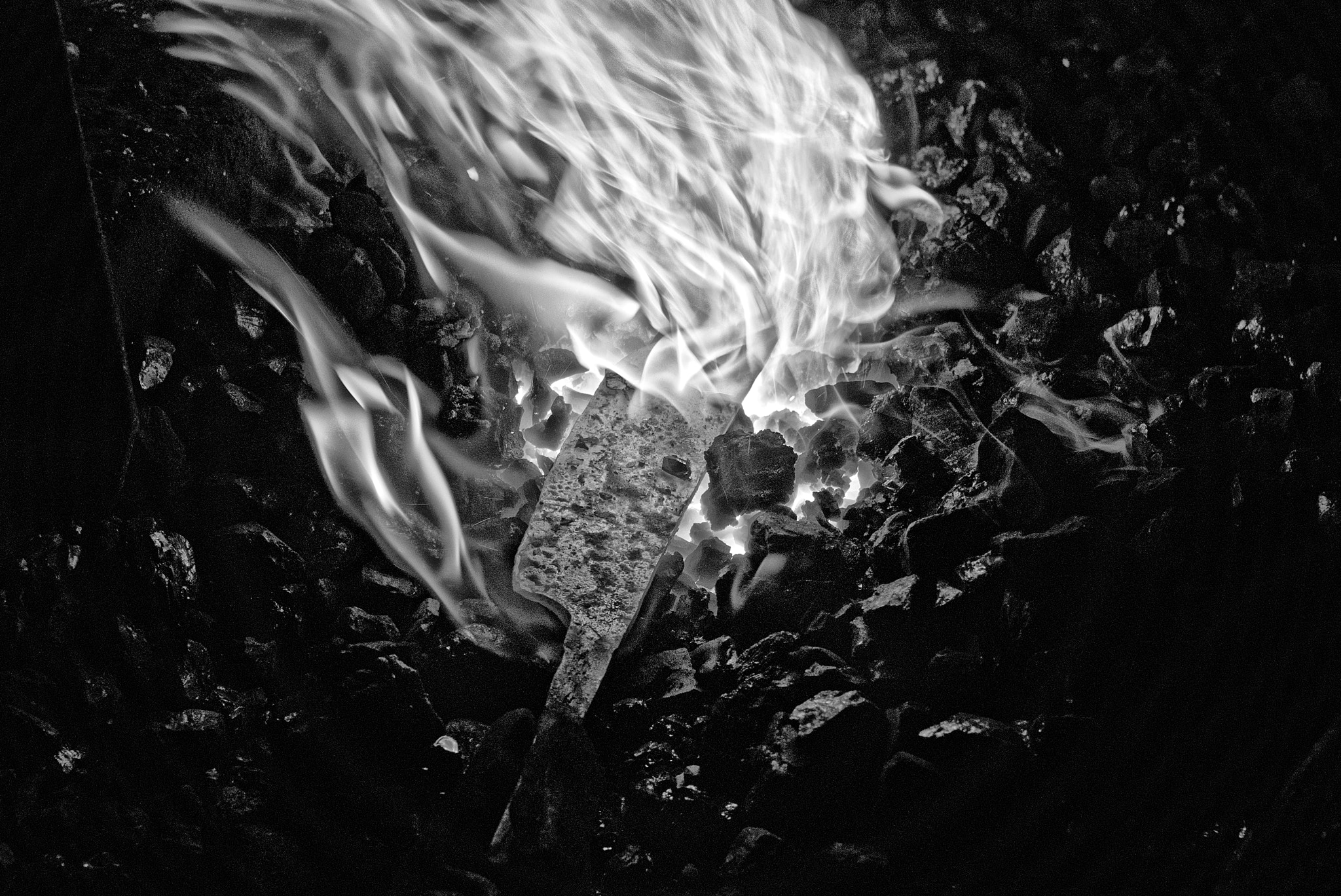 Pentax K200D sample photo. F o r g i n g a k n i fe photography