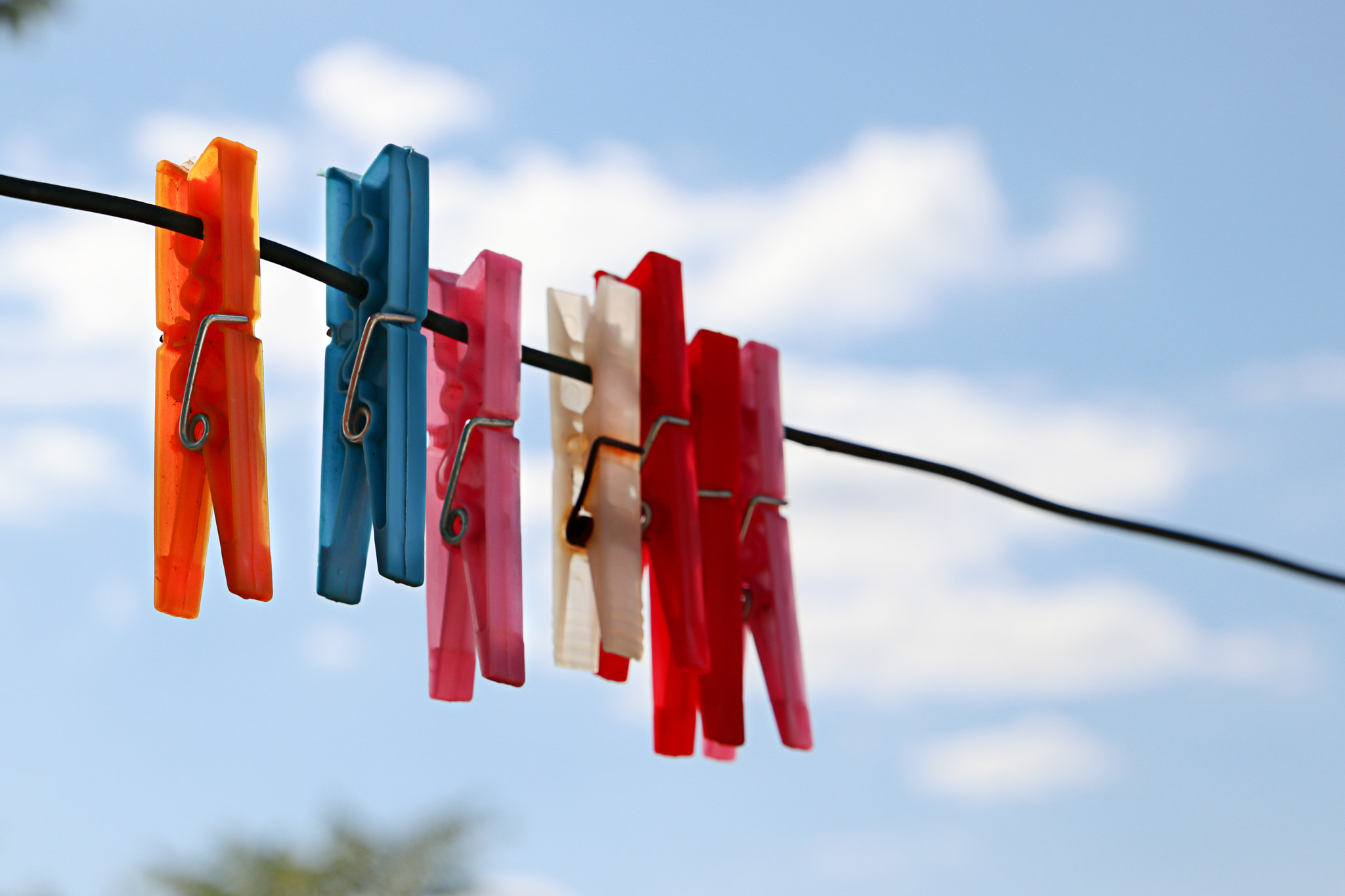 Canon EOS 80D + Sigma 24-70mm F2.8 EX DG Macro sample photo. Clothes pegs photography