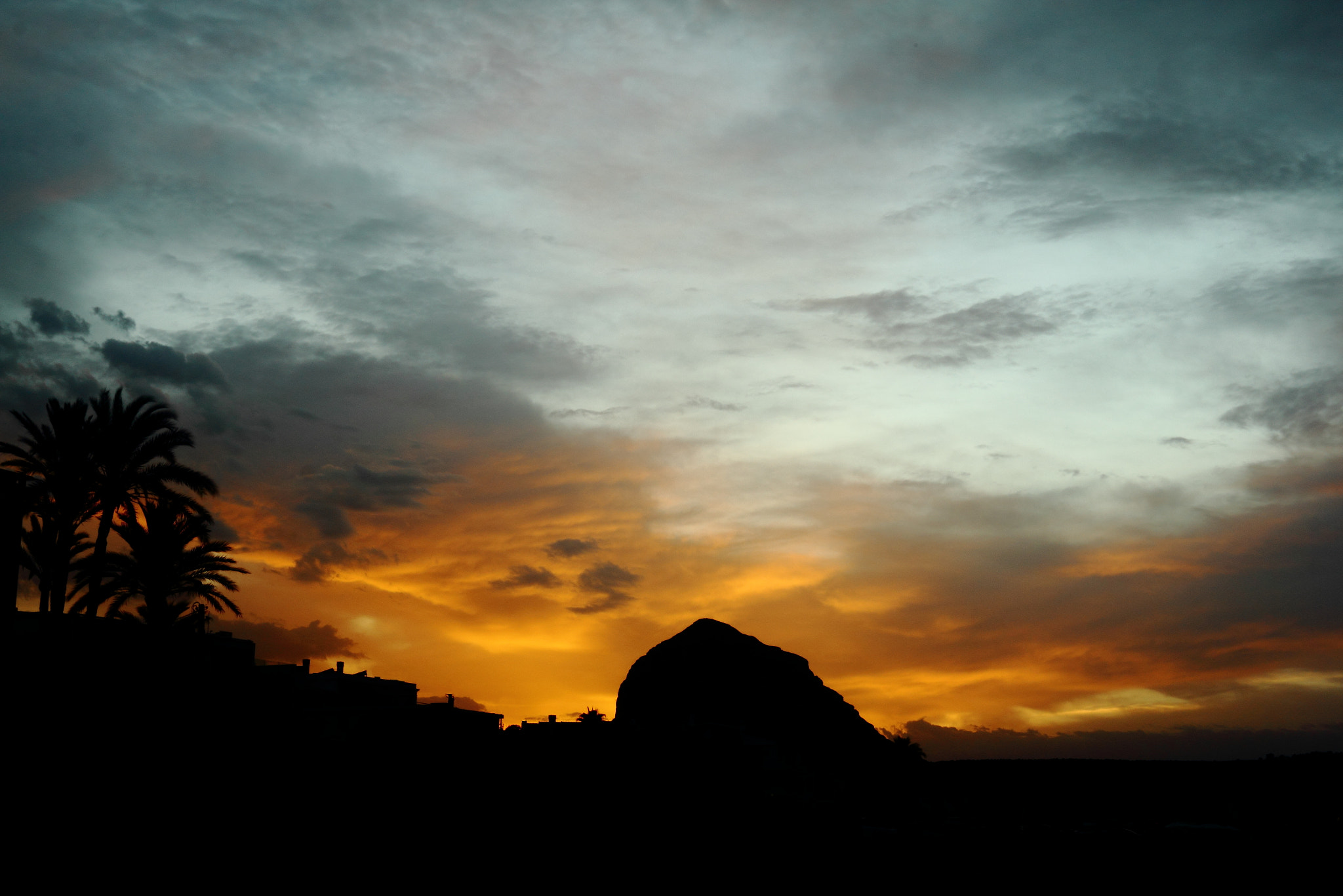 Canon EOS 60D + Canon EF 16-35mm F4L IS USM sample photo. Atardecer naranja y azul photography