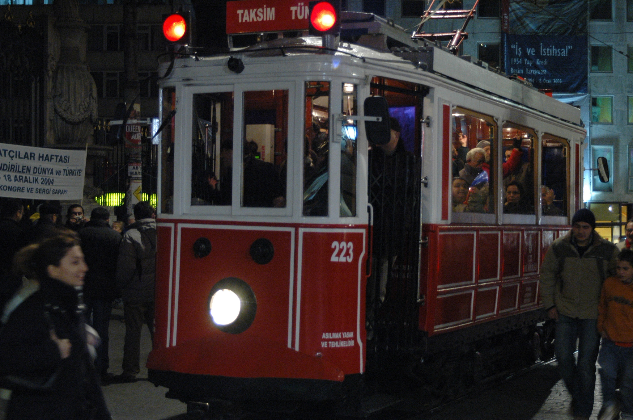 AF Zoom-Nikkor 35-70mm f/3.3-4.5 N sample photo. Crowded photography