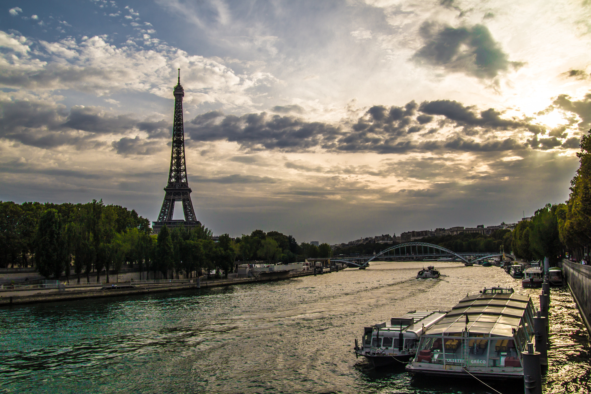 Canon EOS 1200D (EOS Rebel T5 / EOS Kiss X70 / EOS Hi) + Sigma 18-50mm f/2.8 Macro sample photo. Sunset in paris photography