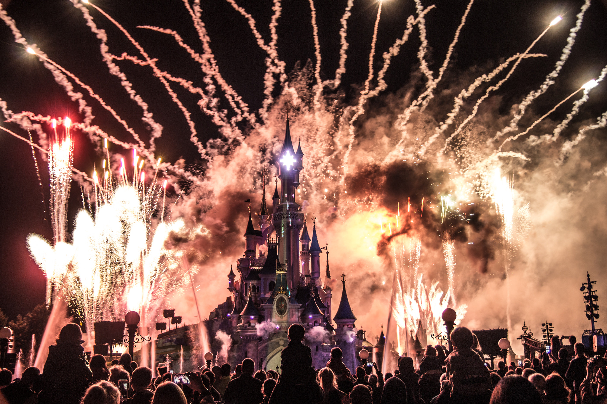 Canon EOS 1200D (EOS Rebel T5 / EOS Kiss X70 / EOS Hi) + Sigma 18-50mm f/2.8 Macro sample photo. Disneyland paris photography