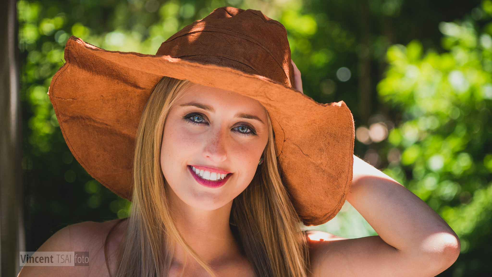 Panasonic Lumix DMC-G5 + Sigma 60mm F2.8 DN Art sample photo. Lena and the giant hat photography