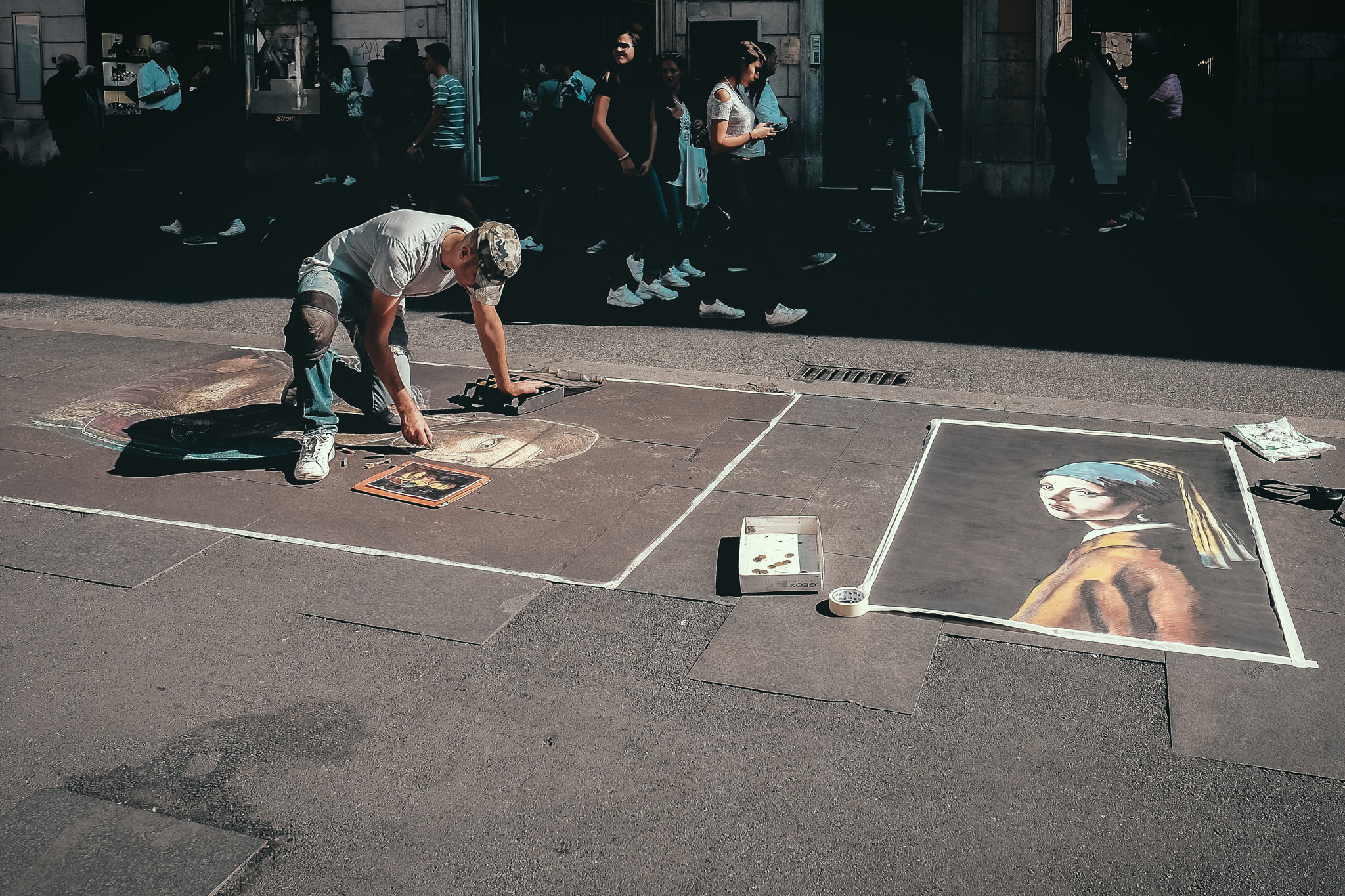 Fujifilm X-T10 + Fujifilm XF 16mm F1.4 R WR sample photo. Street painter photography